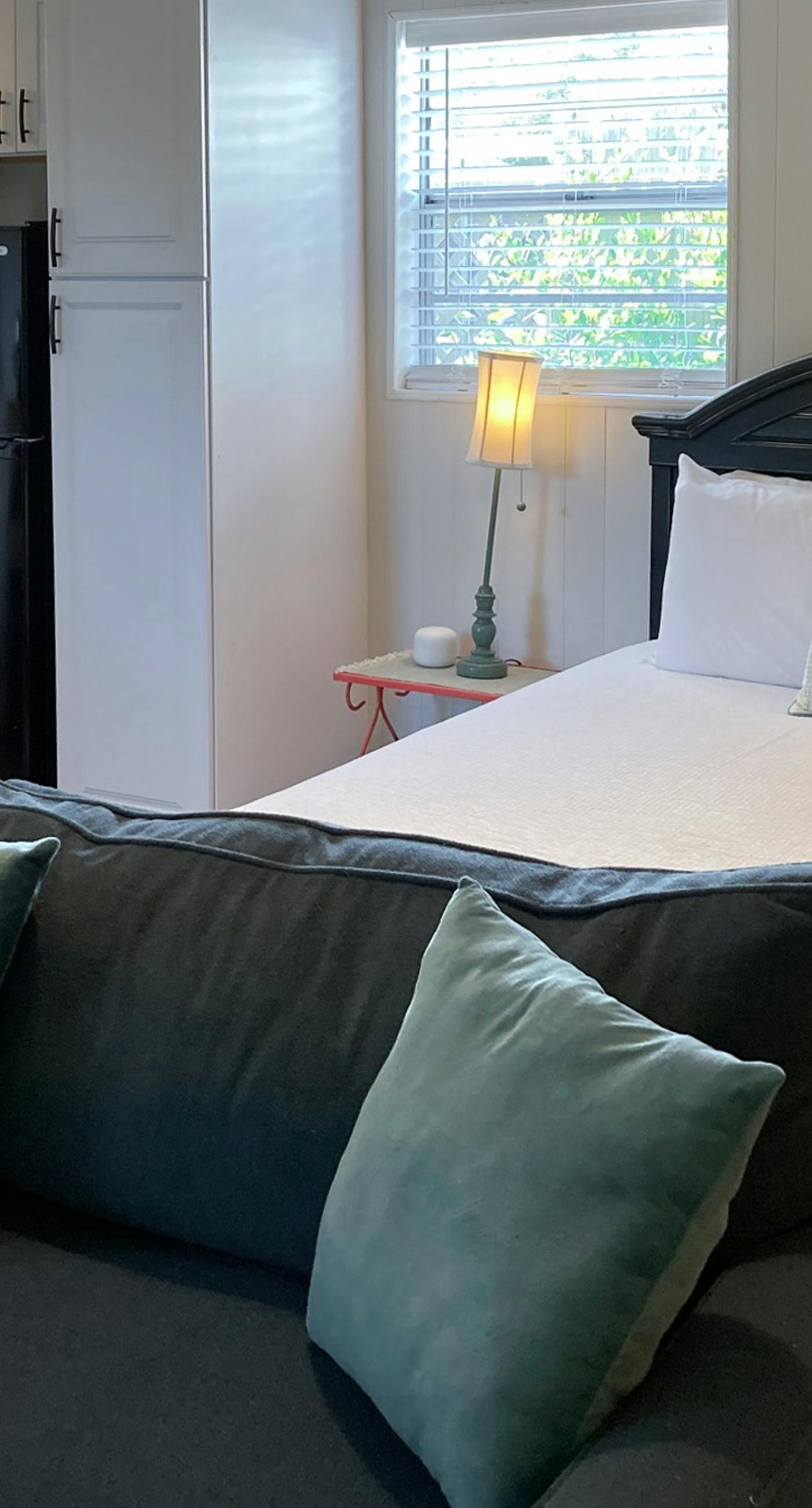 Bright Studio with High-Speed WiFi, Full Kitchen, Firepit, and Partial AC