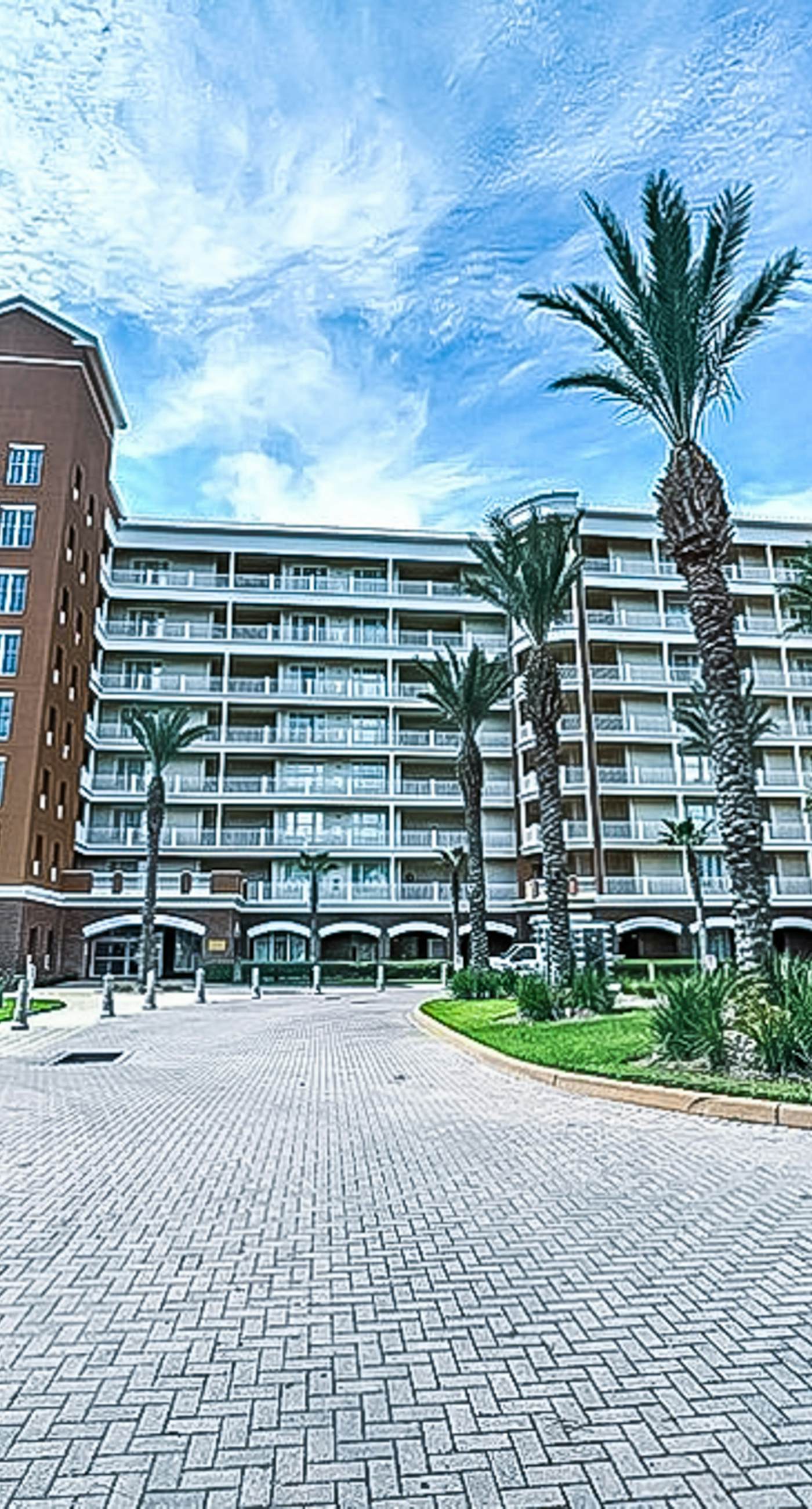 Waterfront Snowbird retreat with private balcony & pool - near the beach