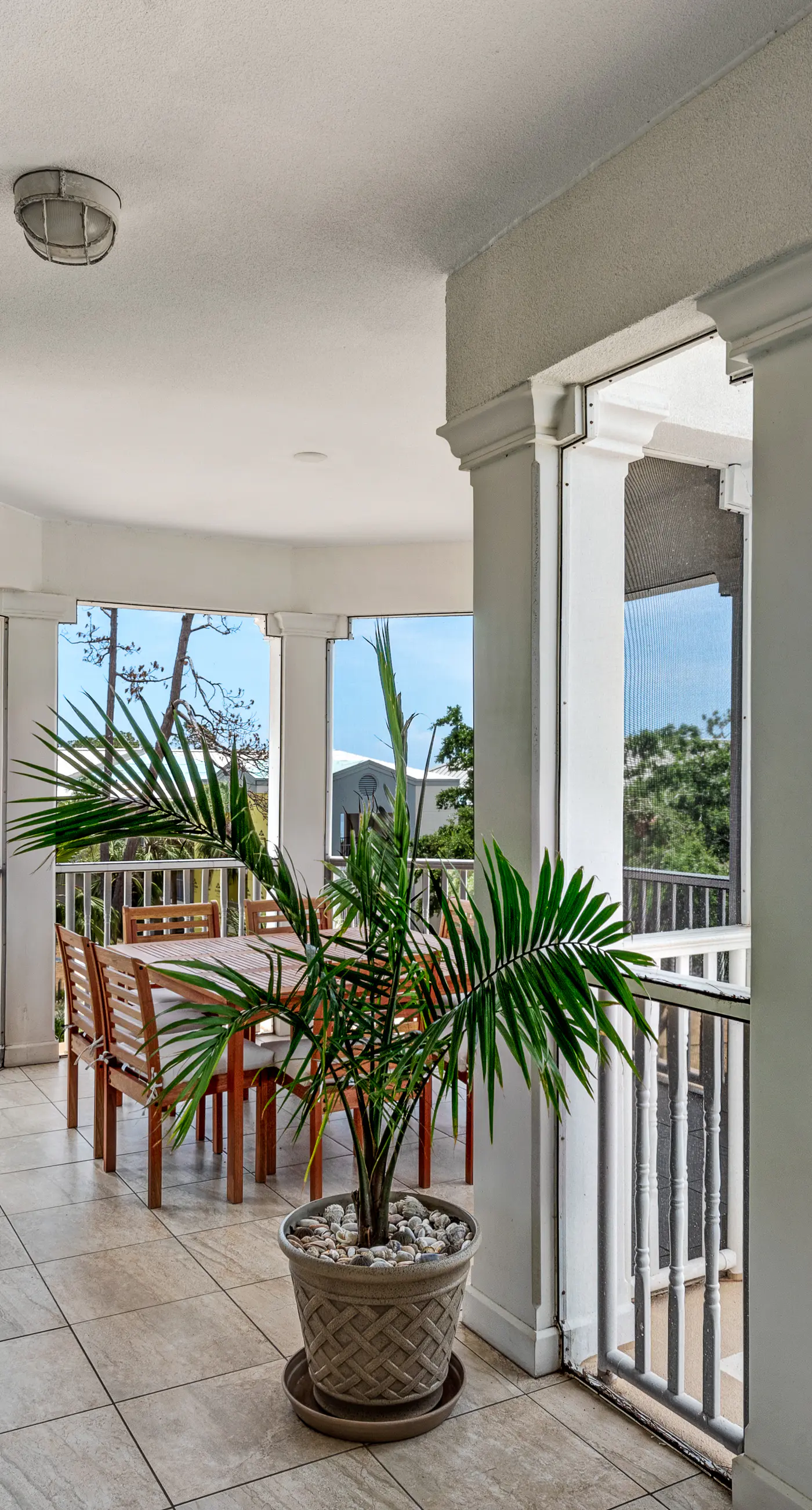 Luxurious bayfront condo in a gated resort with an amazing pool & hot tub