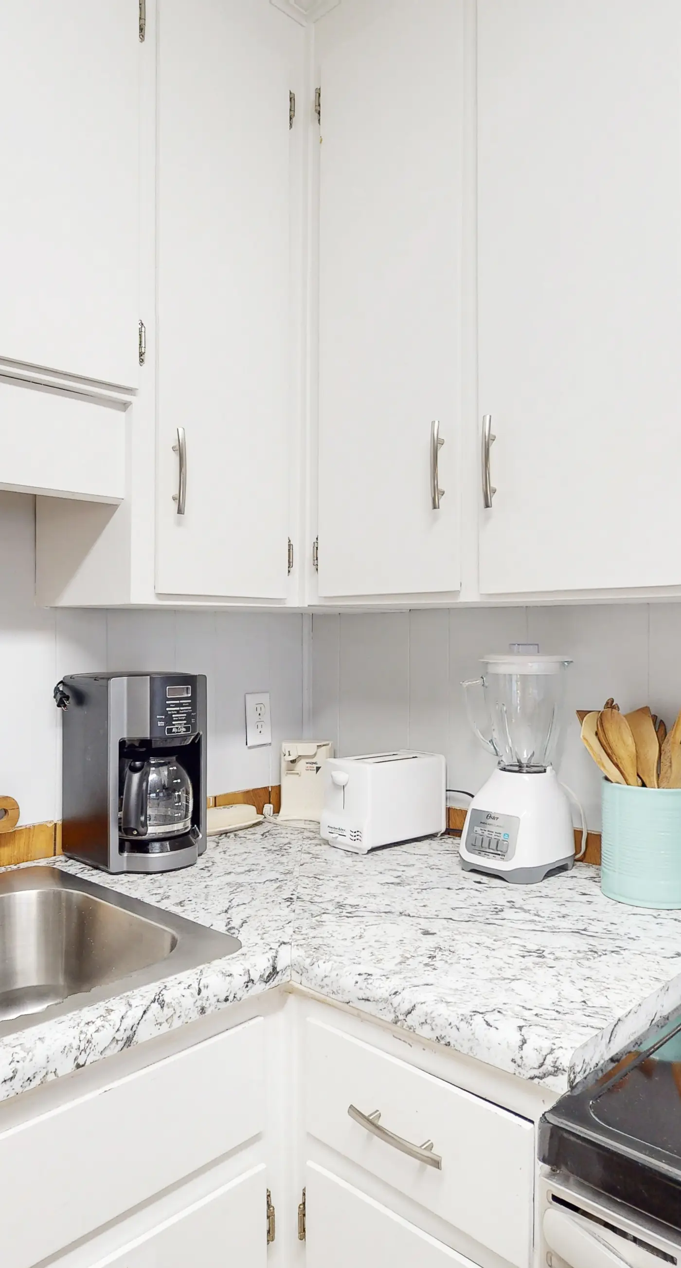 Dog-friendly duplex 2 blocks from beach with private yard, AC, & W&D