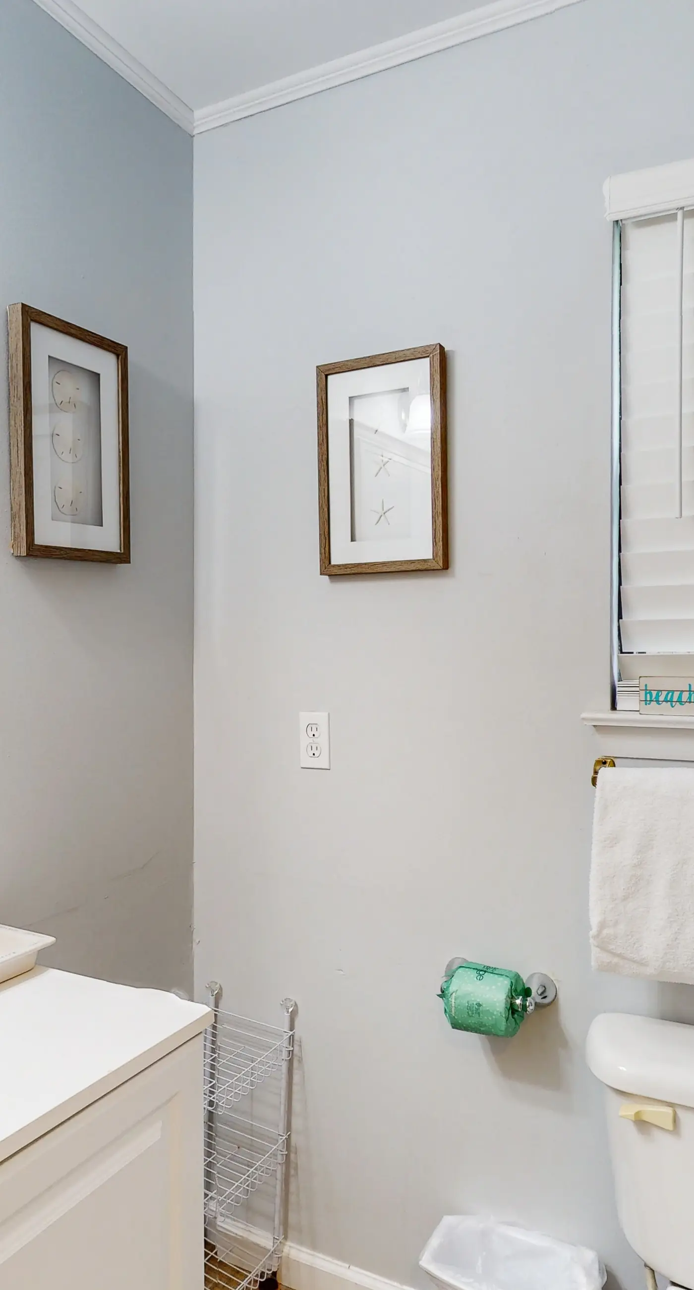 Dog-friendly duplex 2 blocks from beach with private yard, AC, & W&D