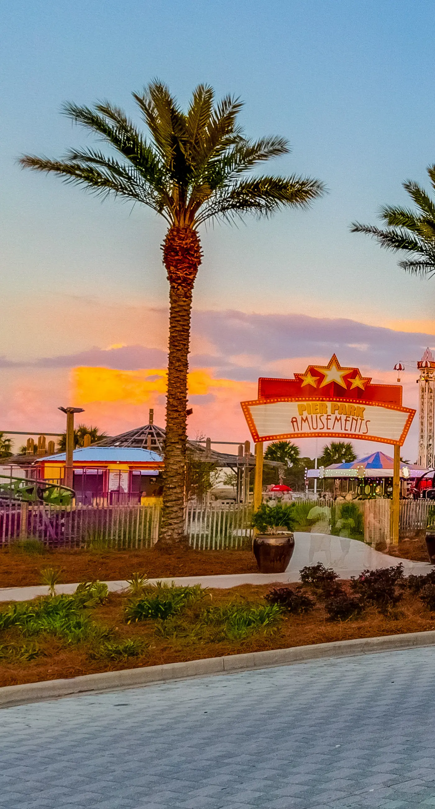 Dog-friendly duplex 2 blocks from beach with private yard, AC, & W&D