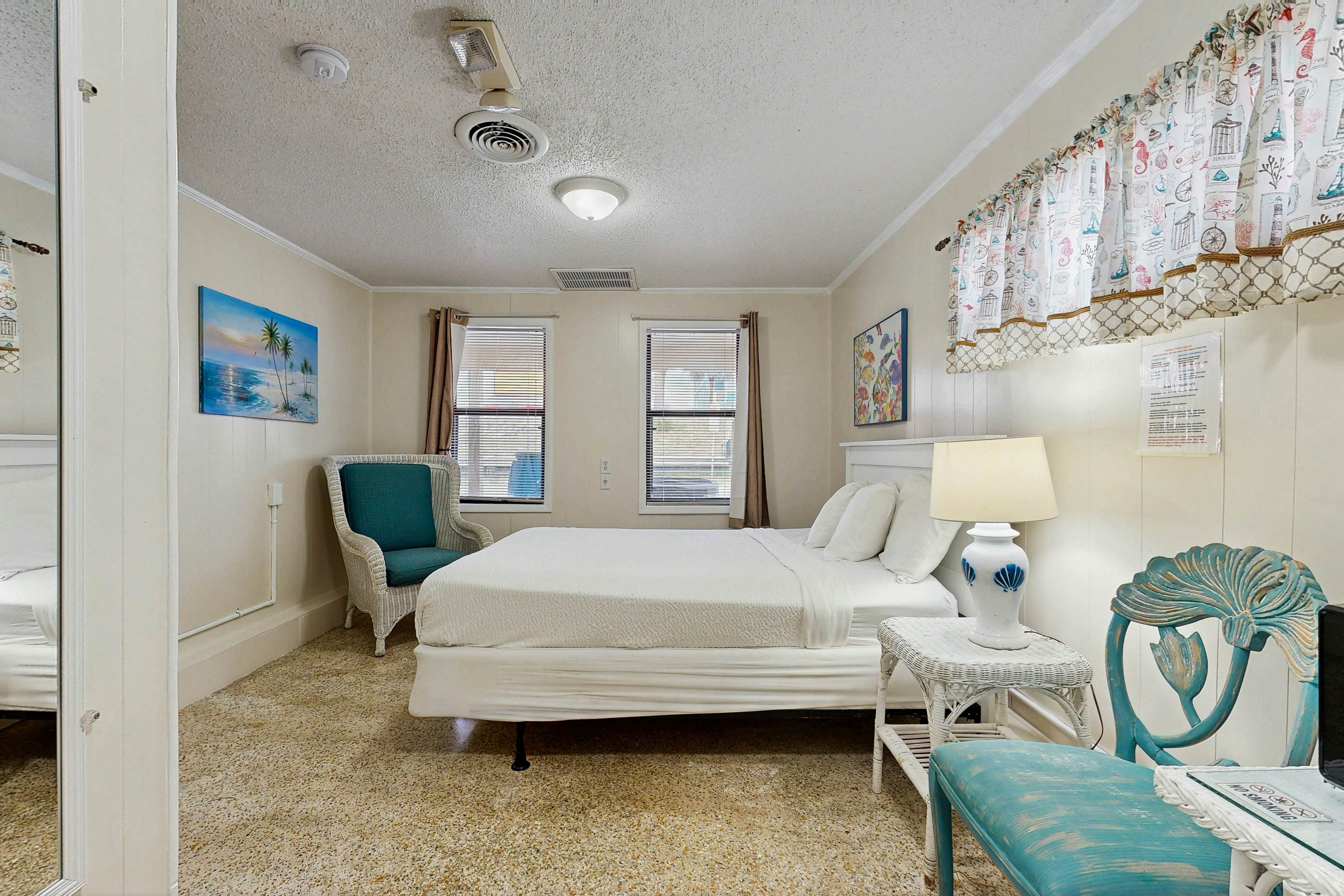 Gulf-front studio with direct beach access, high-speed WiFi, and central AC