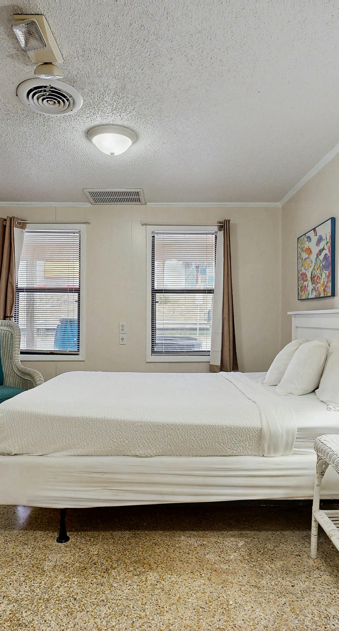 Gulf-front studio with direct beach access, high-speed WiFi, and central AC