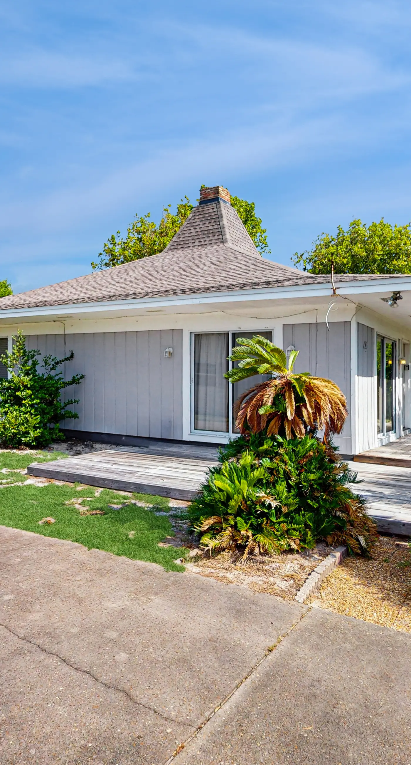 Tranquil dog-friendly family home with Gulf view, steps to private beach access
