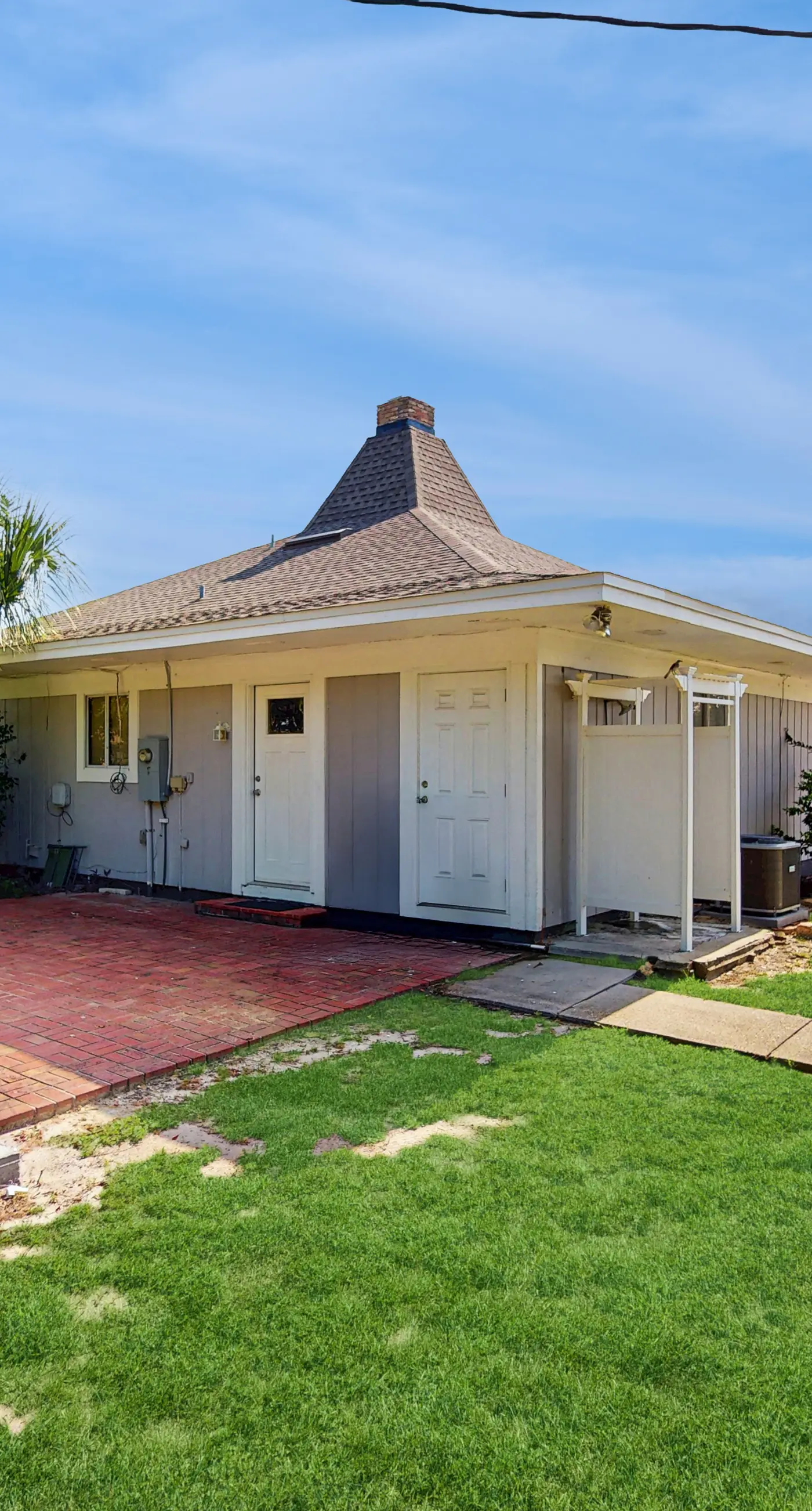 Tranquil dog-friendly family home with Gulf view, steps to private beach access
