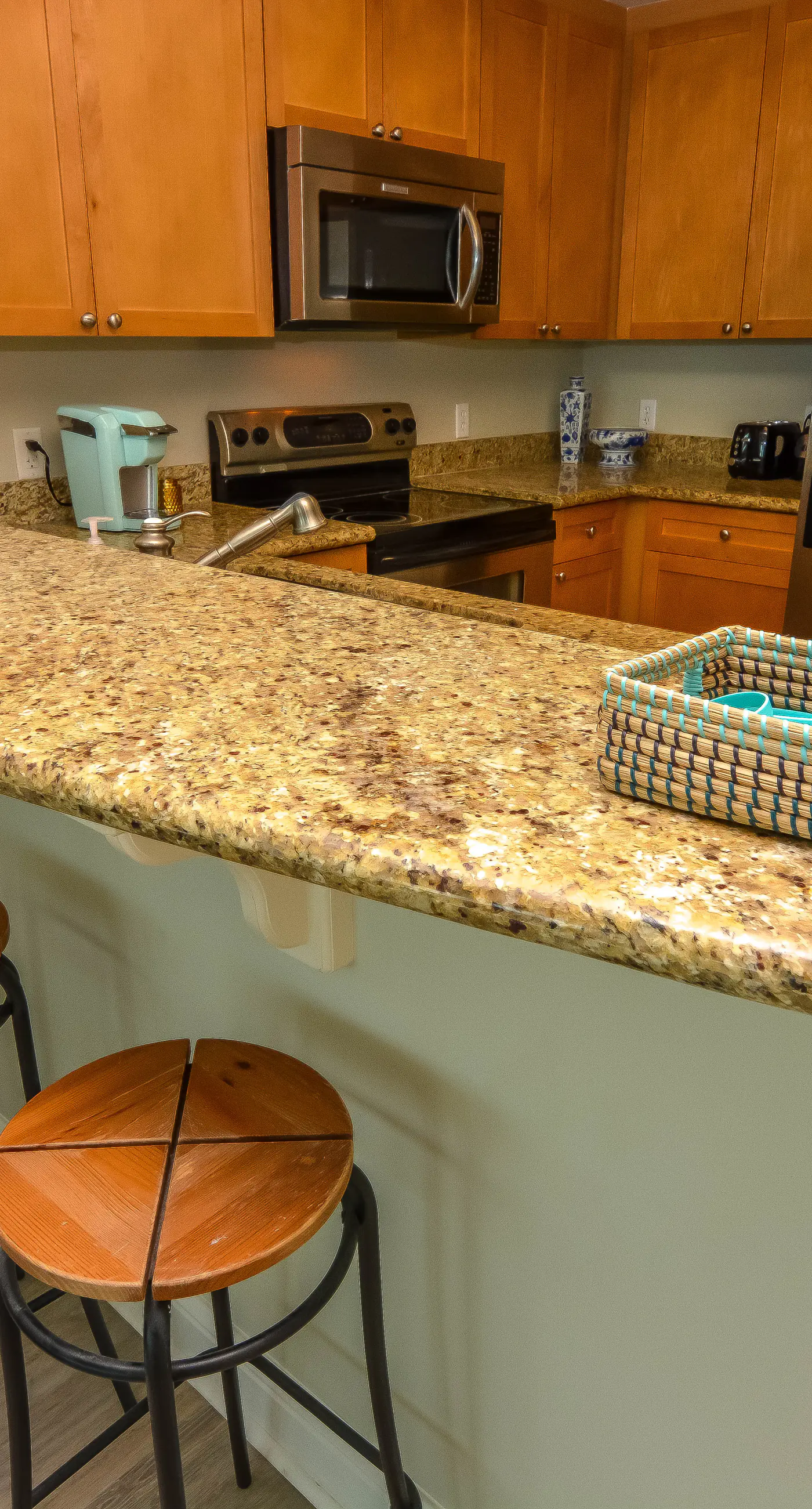 Beautiful west-facing home in Gulf-front building with pool & hot tub