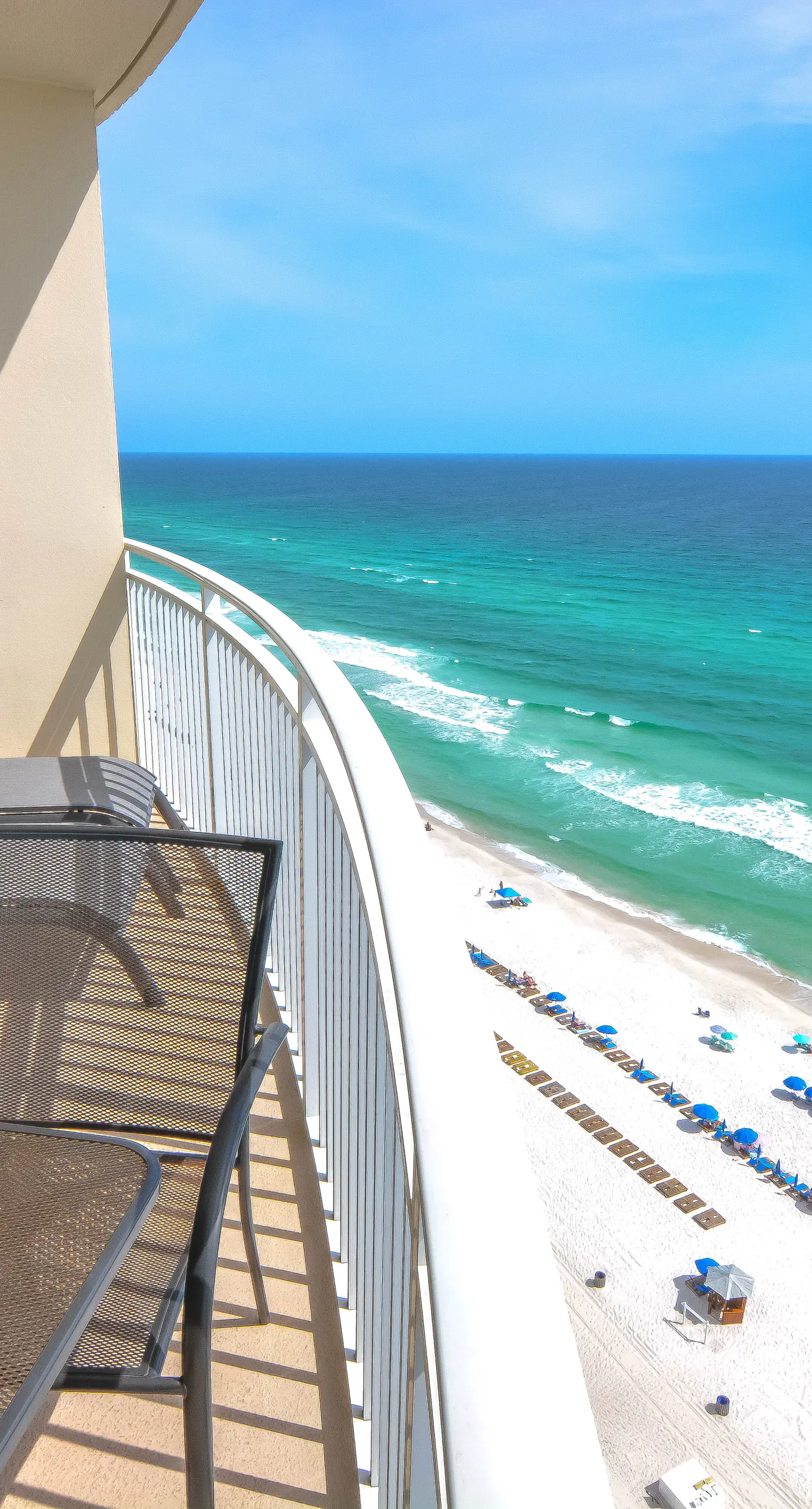 Beautiful west-facing home in Gulf-front building with pool & hot tub