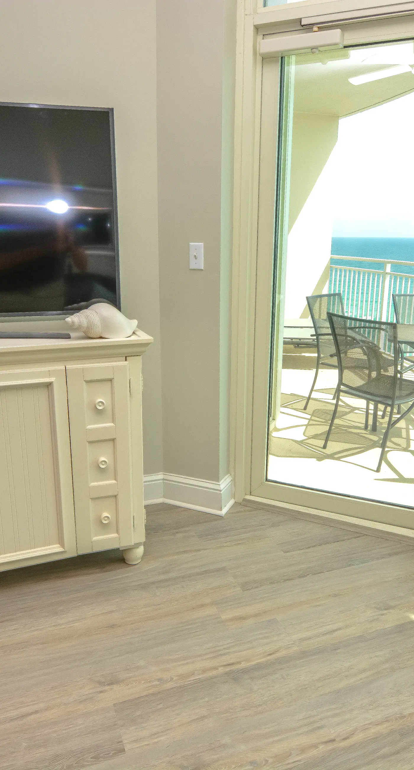 Beautiful west-facing home in Gulf-front building with pool & hot tub