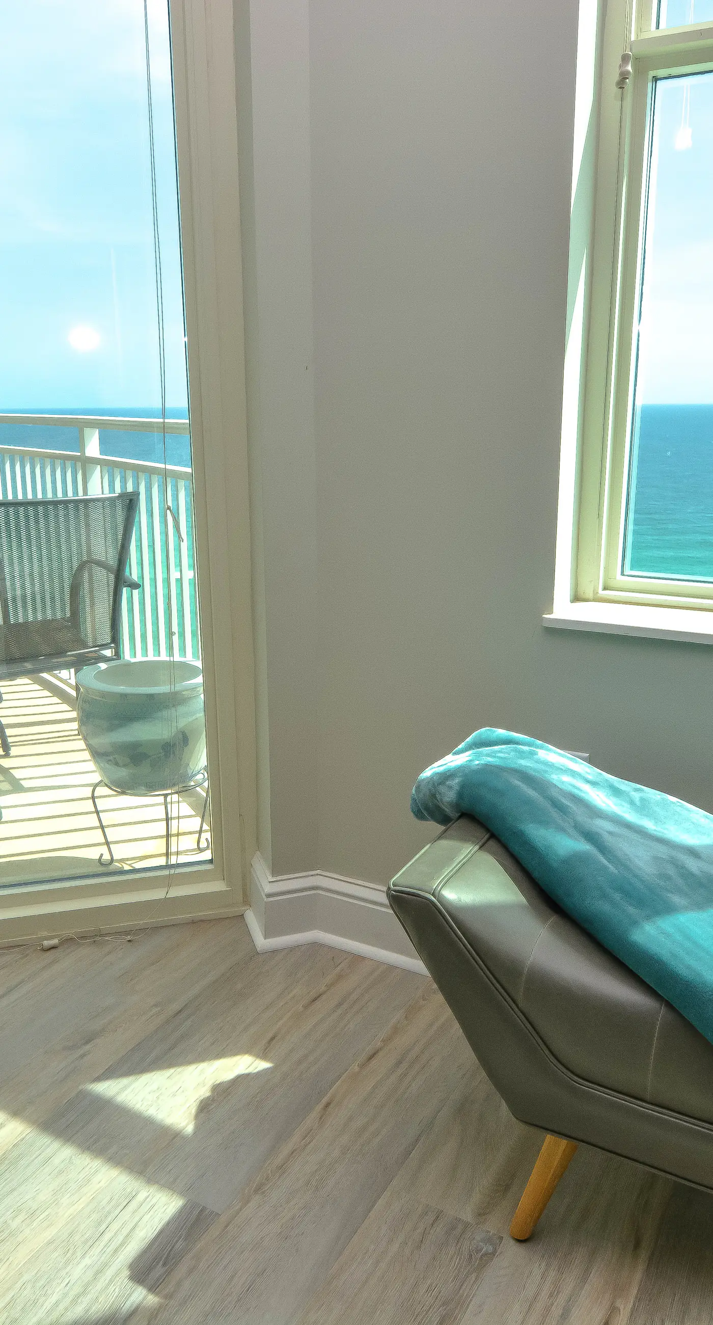 Beautiful west-facing home in Gulf-front building with pool & hot tub