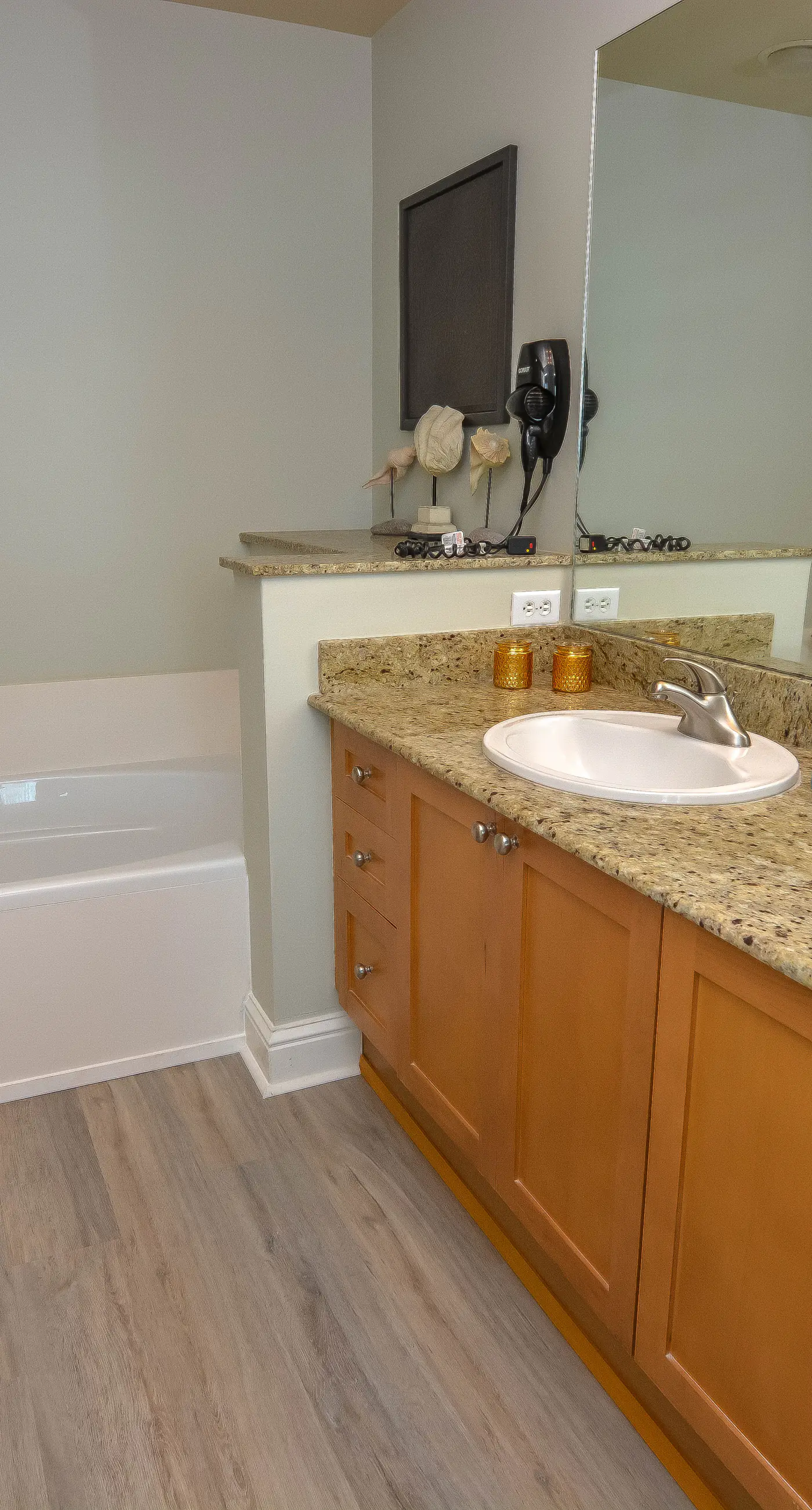 Beautiful west-facing home in Gulf-front building with pool & hot tub