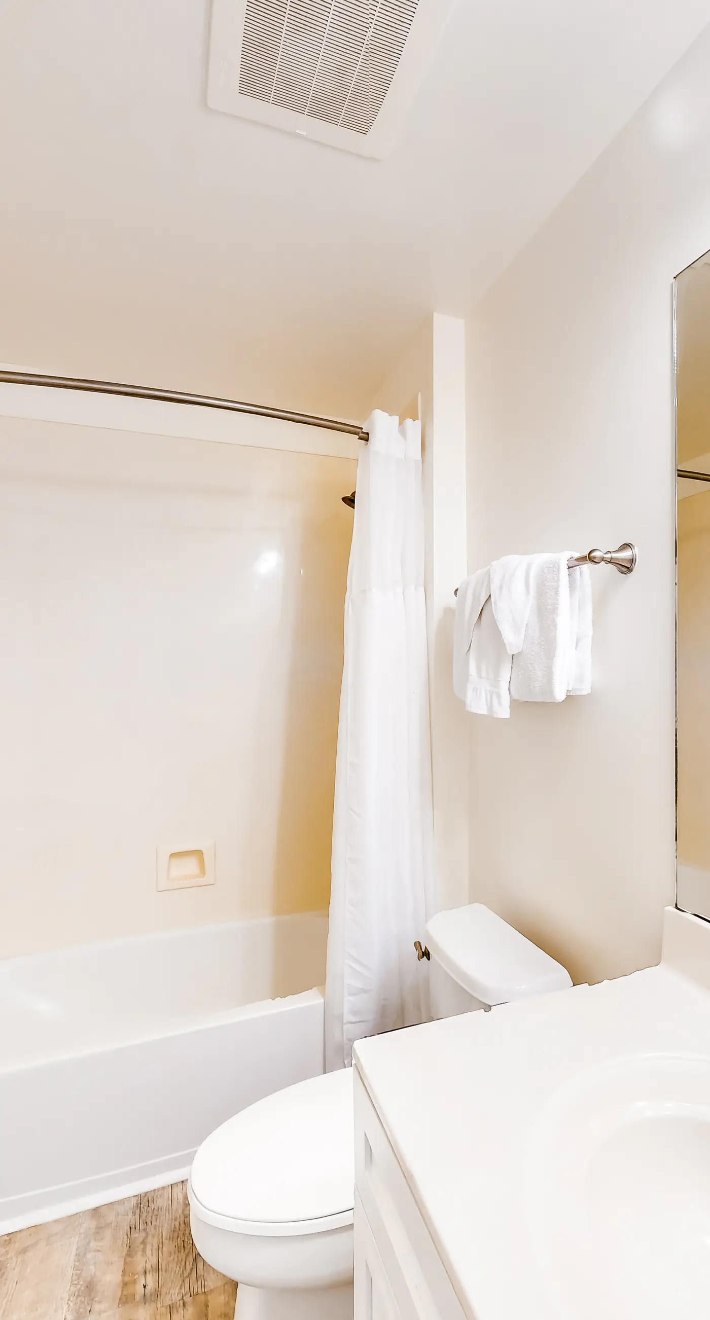 Tranquil escape in oceanfront complex near Pier Park with hot tub, pool & AC