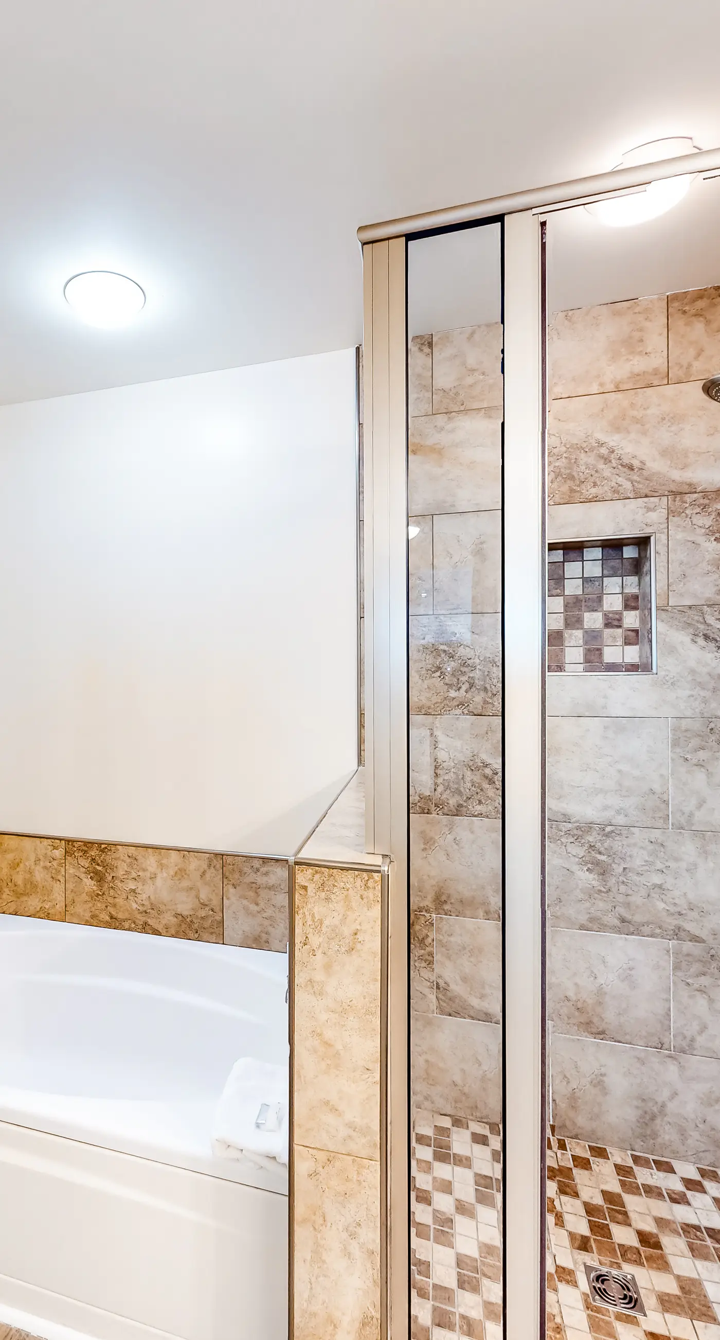 Tranquil escape in oceanfront complex near Pier Park with hot tub, pool & AC