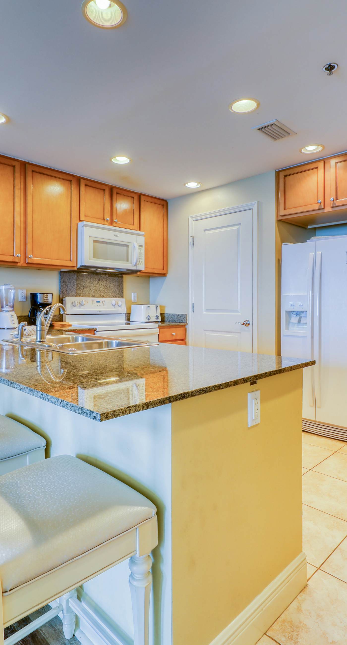 Beachfront condo with Gulf views, access to beach, large pool, hot tub & gym