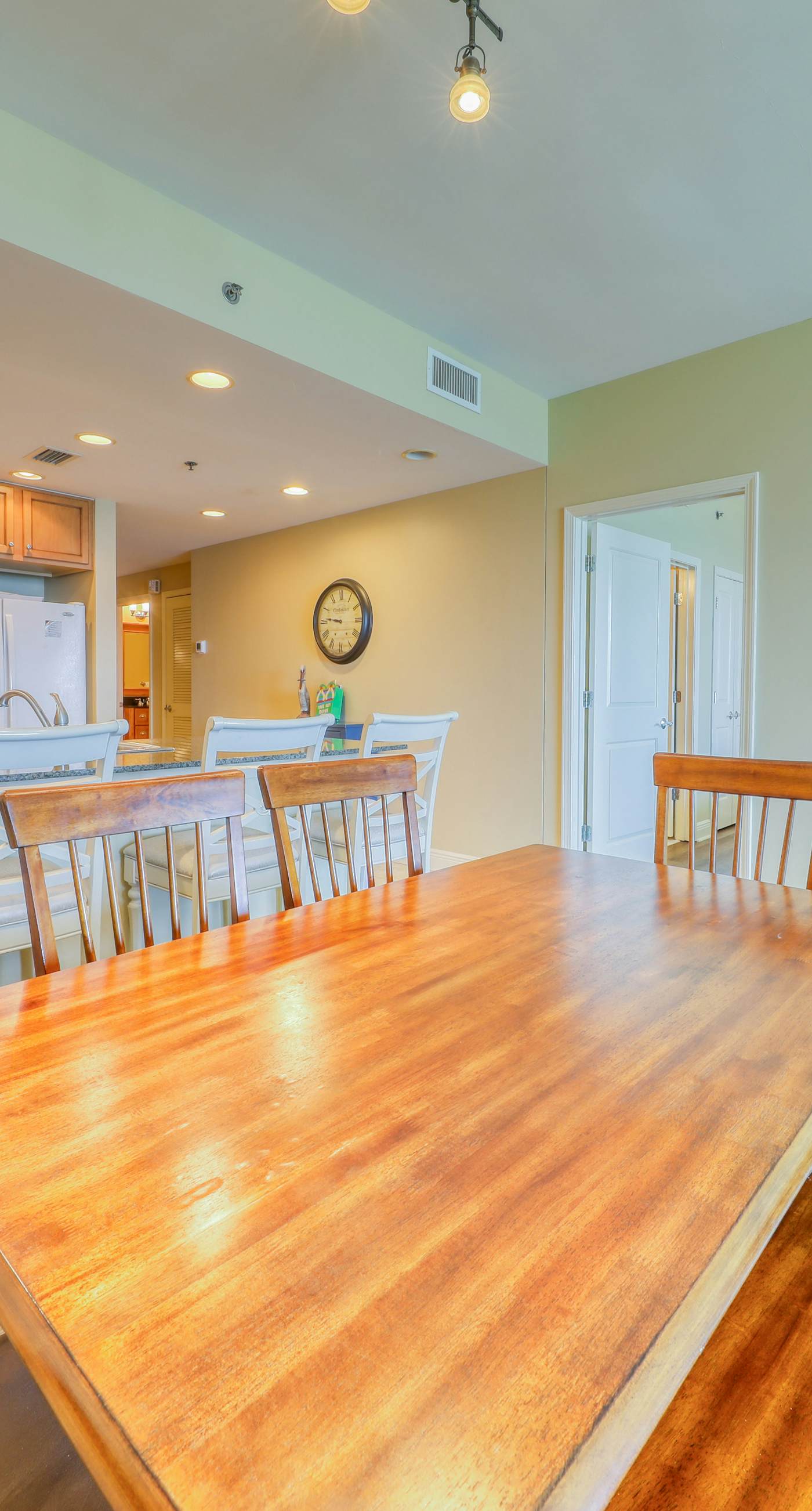 Beachfront condo with Gulf views, access to beach, large pool, hot tub & gym