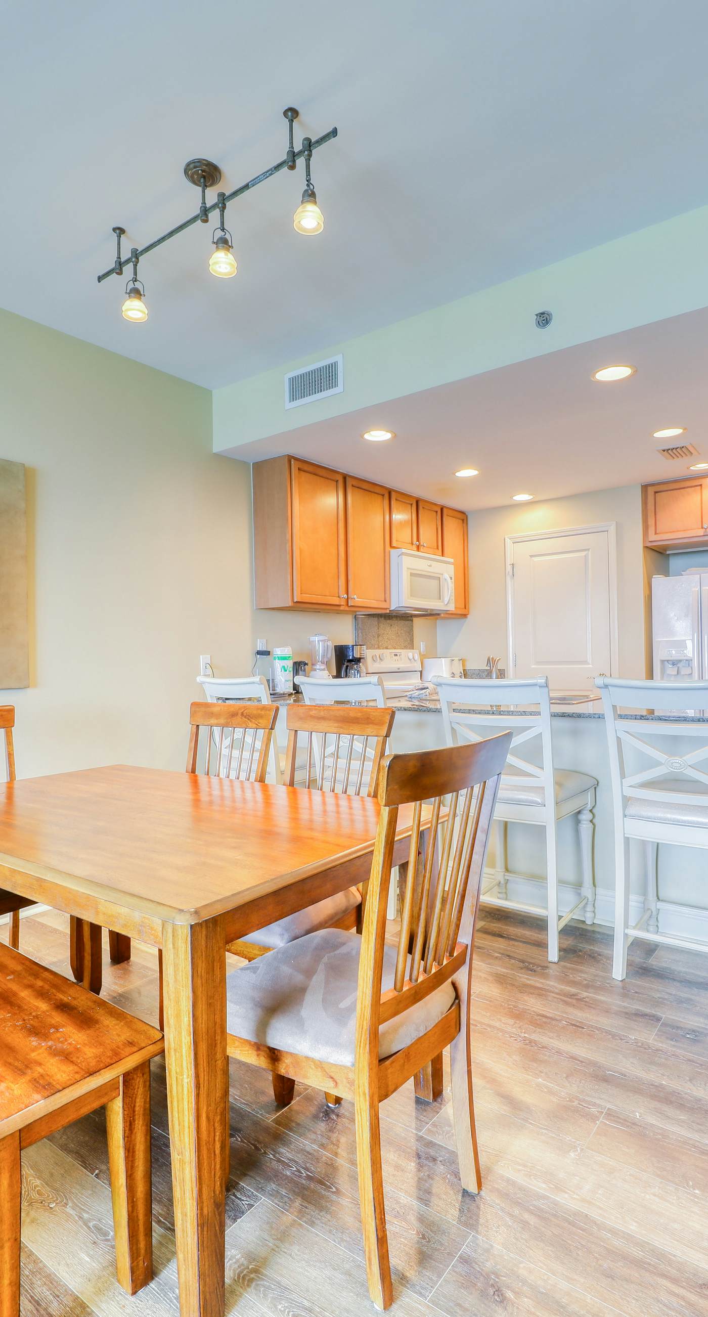 Beachfront condo with Gulf views, access to beach, large pool, hot tub & gym