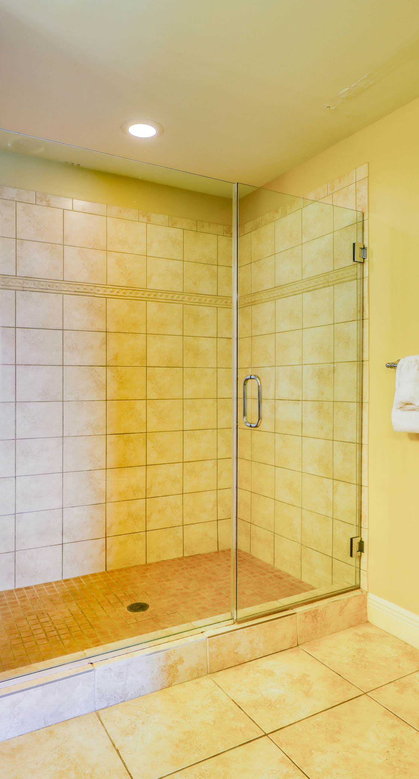 Beachfront condo with Gulf views, access to beach, large pool, hot tub & gym