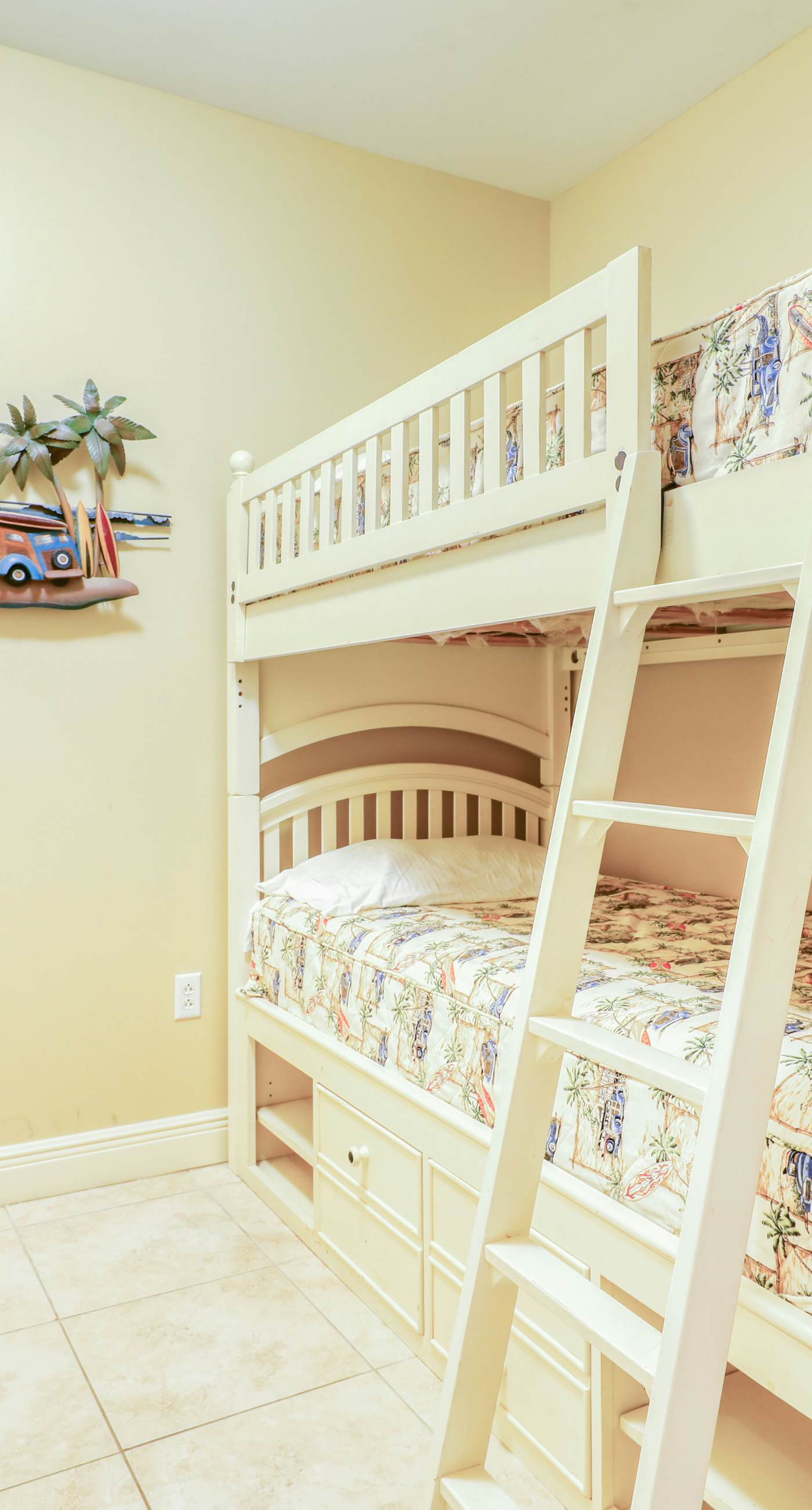 Beachfront condo with Gulf views, access to beach, large pool, hot tub & gym