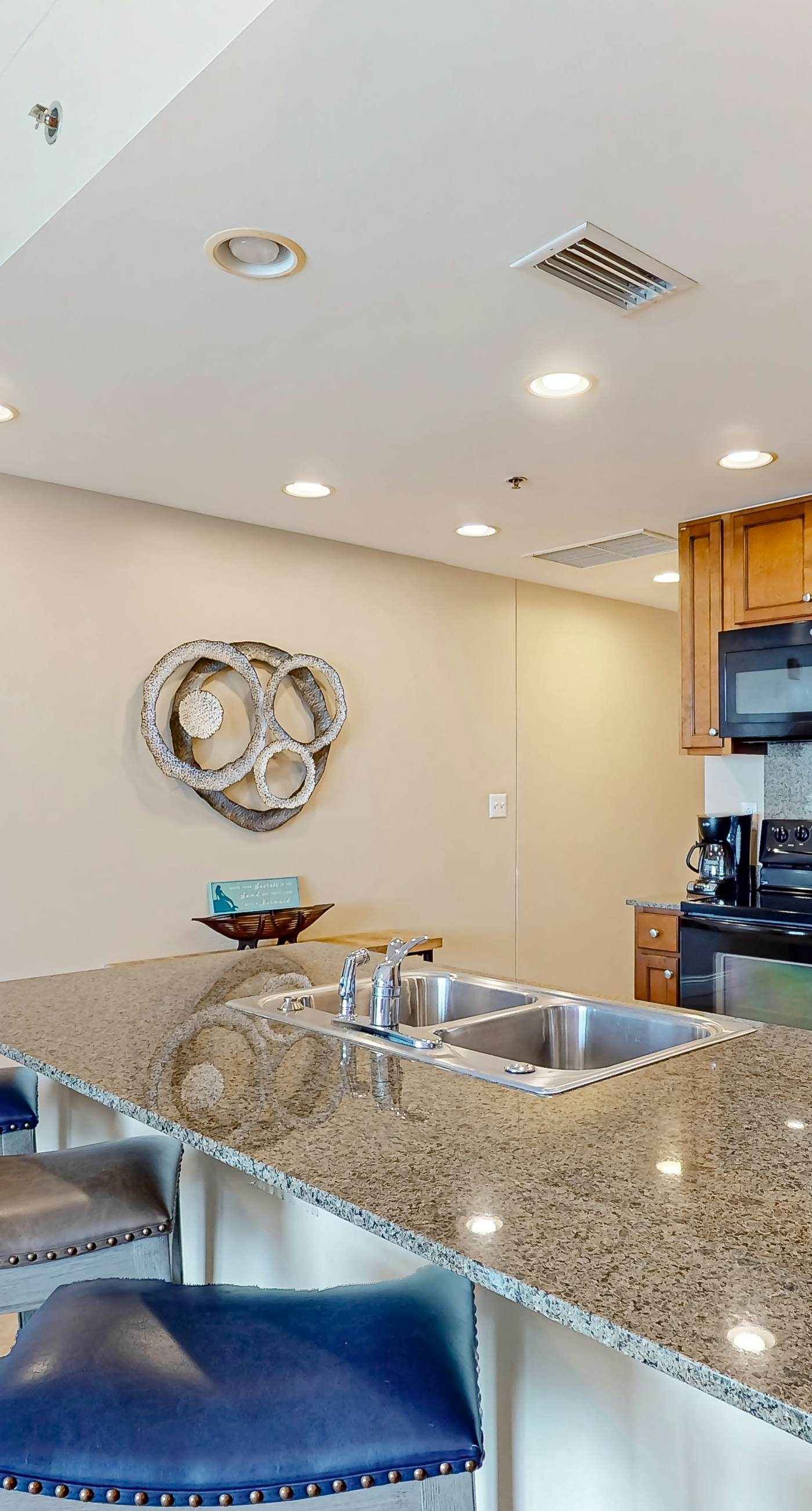 Gulf-front condo right on the beach with balcony, pool & hot tub