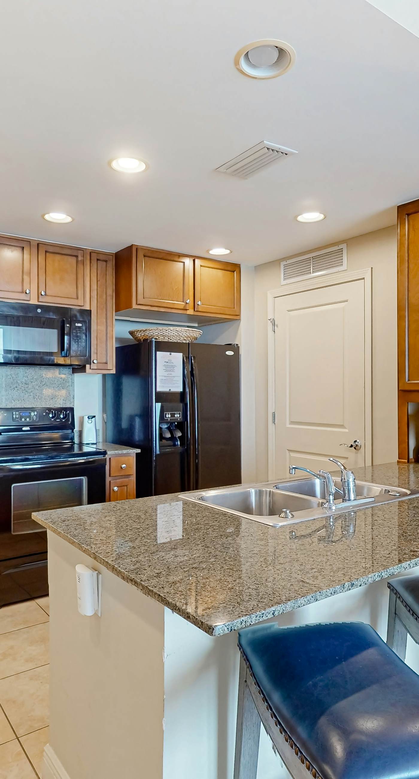 Gulf-front condo right on the beach with balcony, pool & hot tub