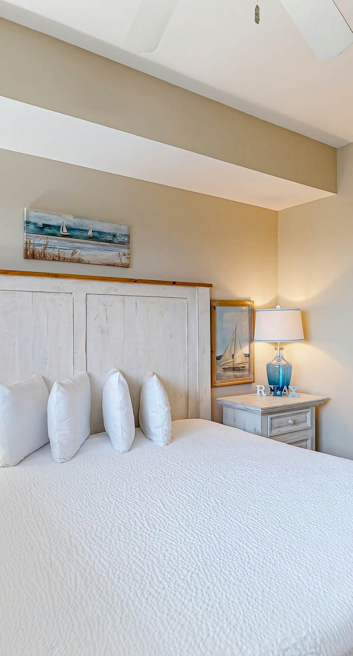 Gulf-front condo right on the beach with balcony, pool & hot tub