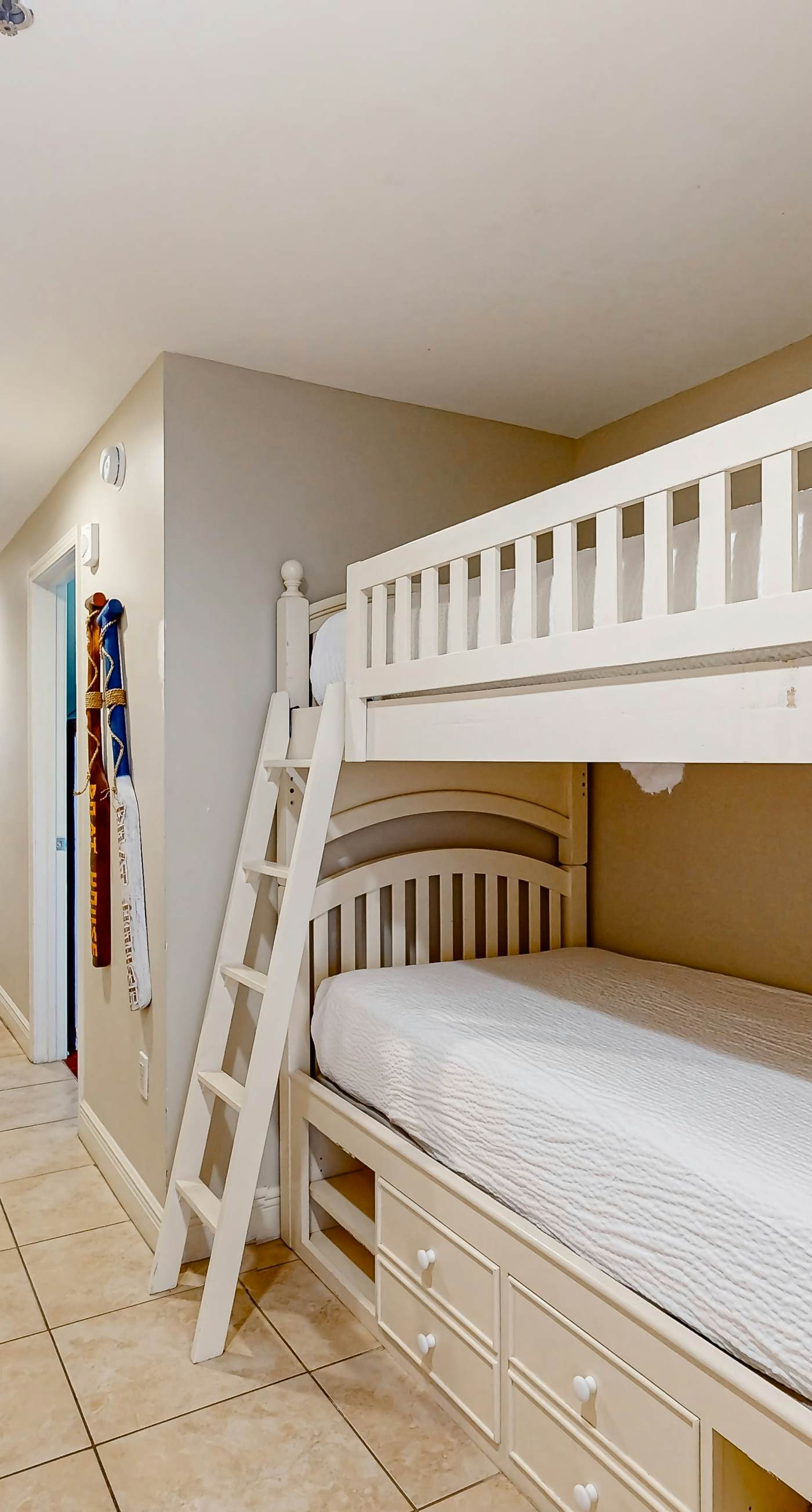 Gulf-front condo right on the beach with balcony, pool & hot tub