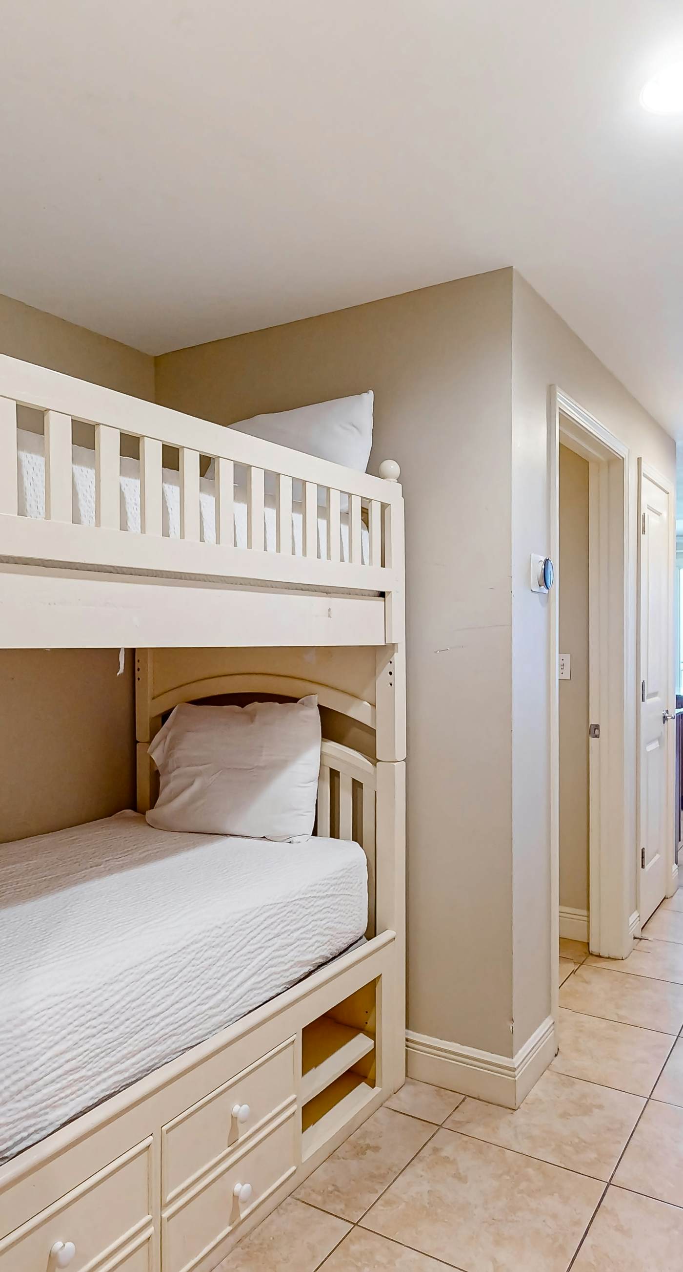 Gulf-front condo right on the beach with balcony, pool & hot tub