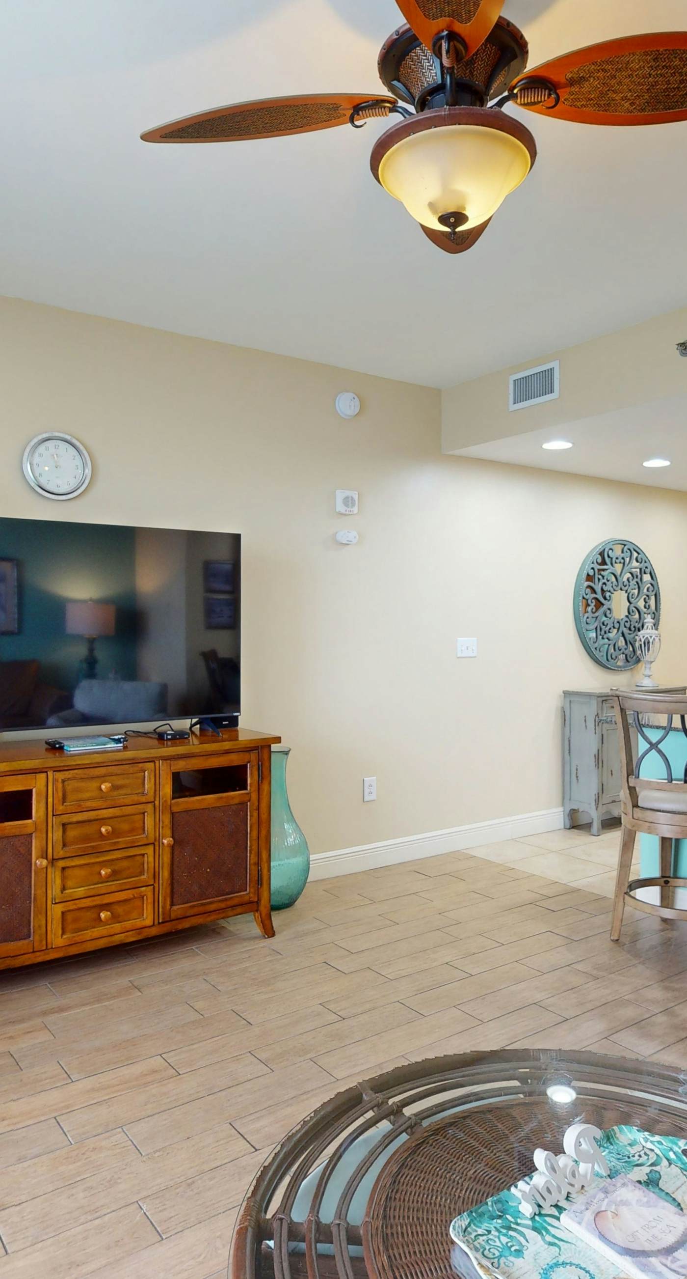 Gulf-front condo with balcony, seasonal beach service, pool & hot tub