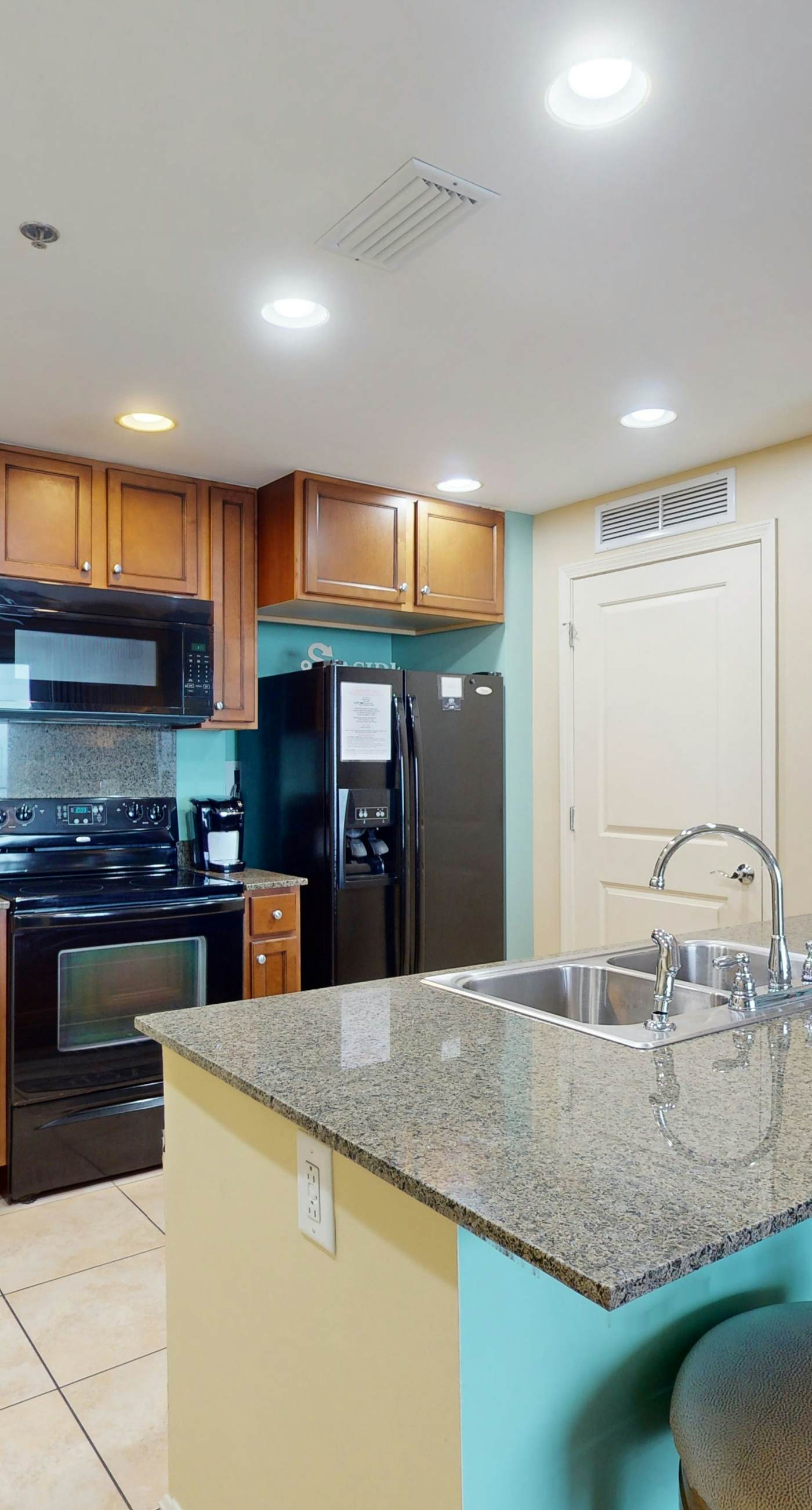 Gulf-front condo with balcony, seasonal beach service, pool & hot tub