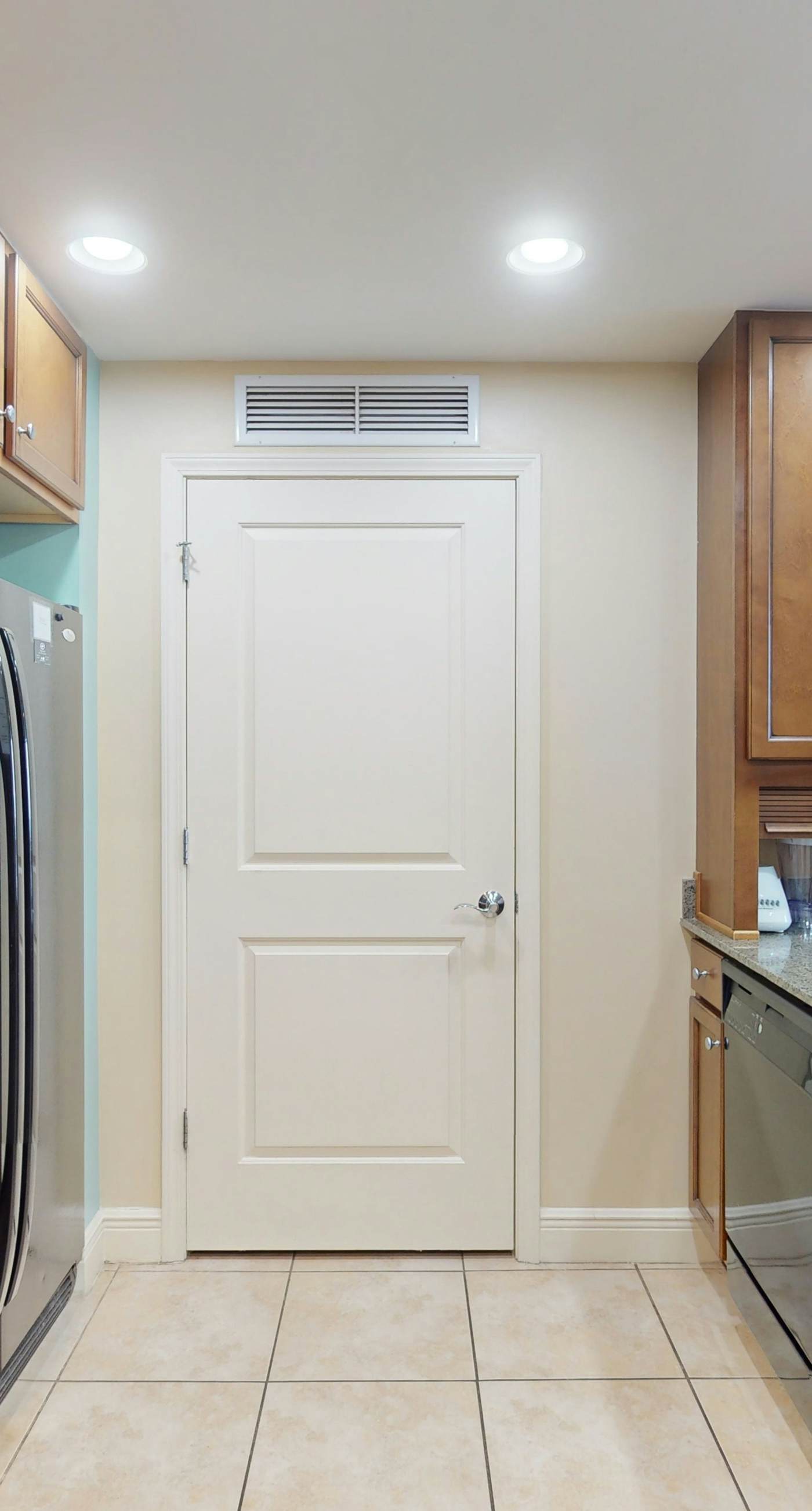 Gulf-front condo with balcony, seasonal beach service, pool & hot tub