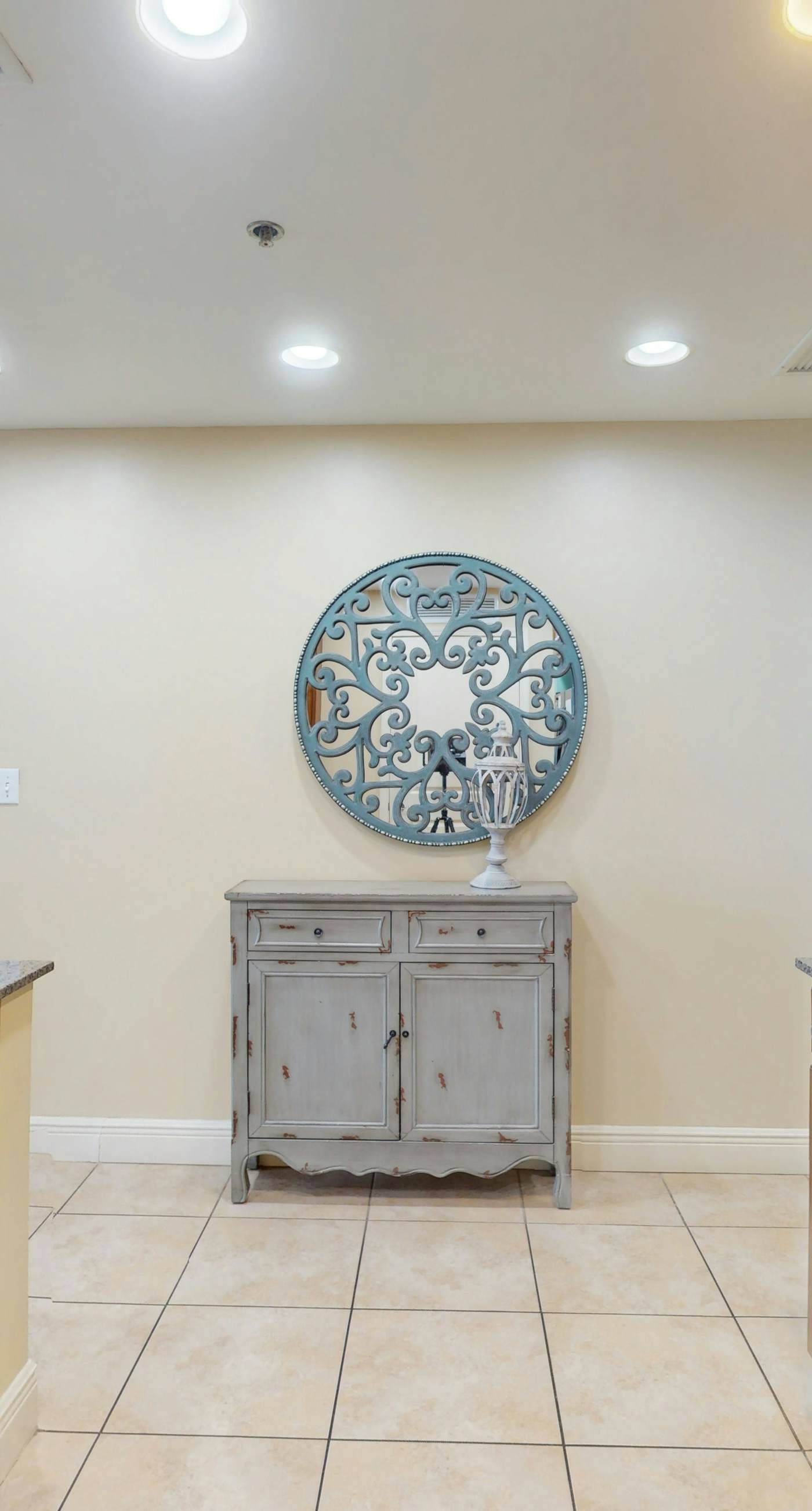 Gulf-front condo with balcony, seasonal beach service, pool & hot tub