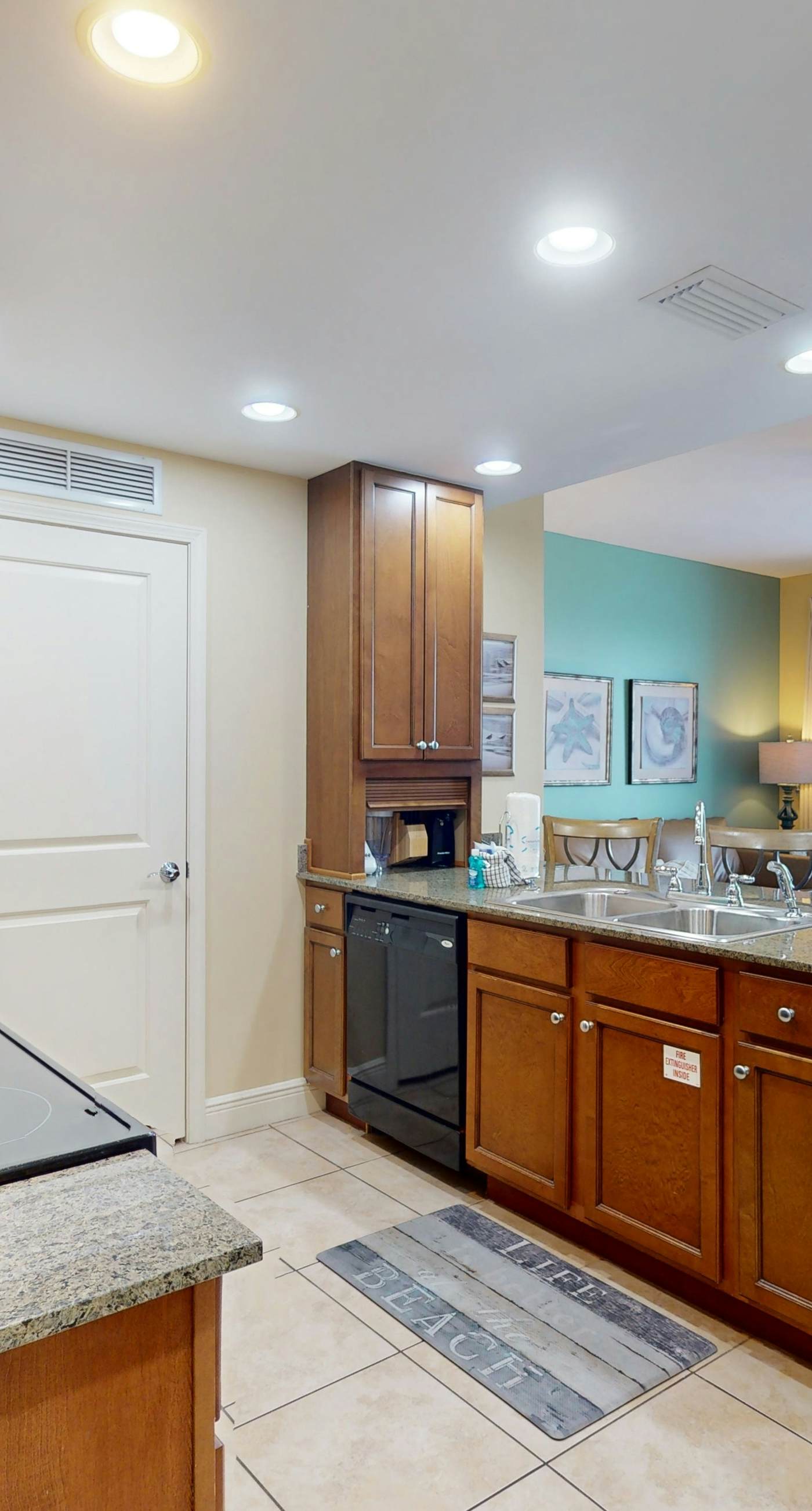 Gulf-front condo with balcony, seasonal beach service, pool & hot tub