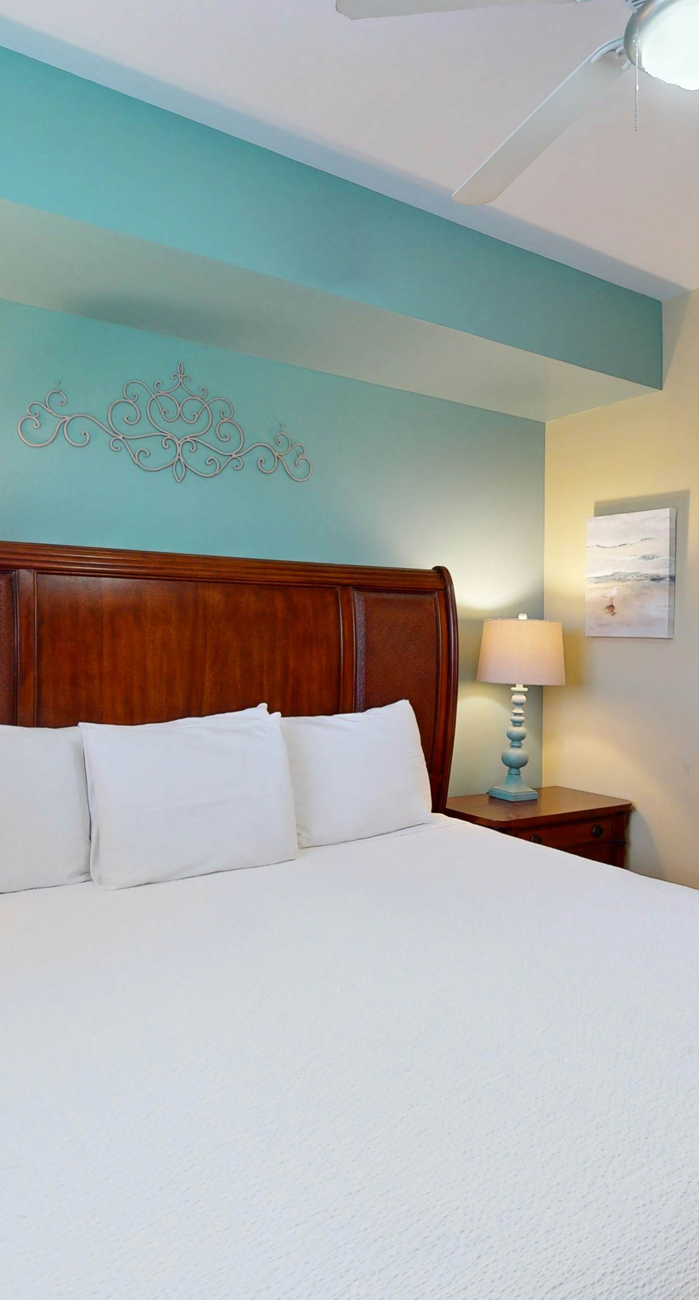 Gulf-front condo with balcony, seasonal beach service, pool & hot tub