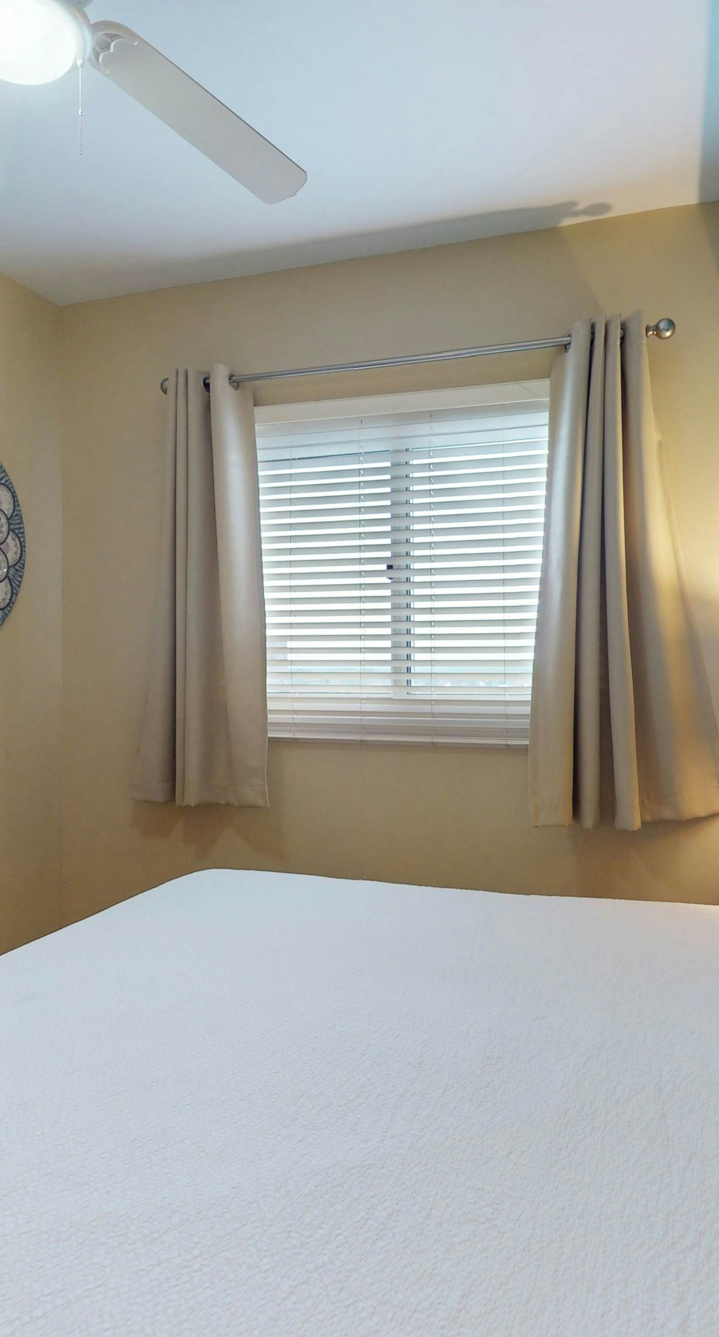 Gulf-front condo with balcony, seasonal beach service, pool & hot tub