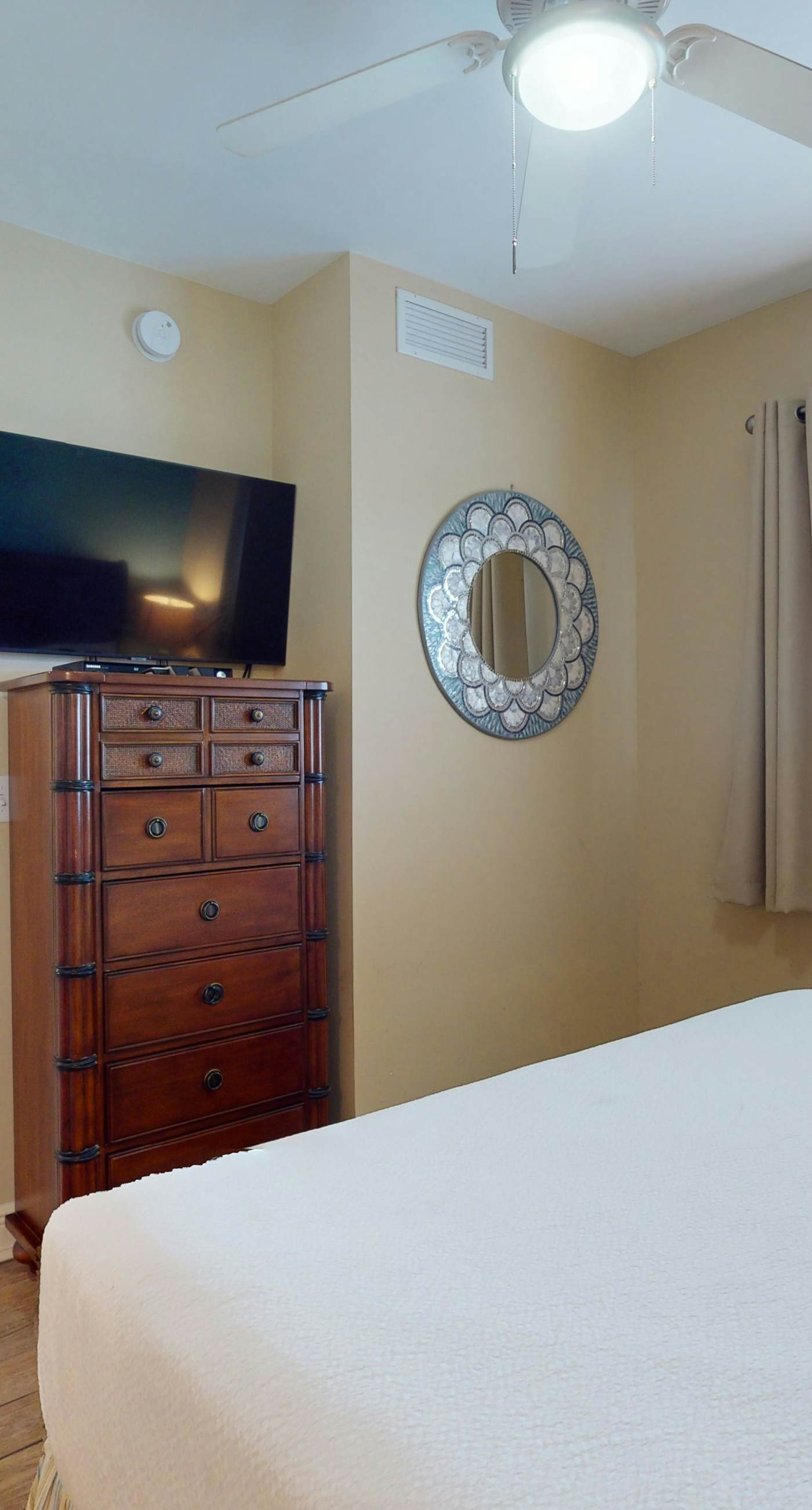 Gulf-front condo with balcony, seasonal beach service, pool & hot tub