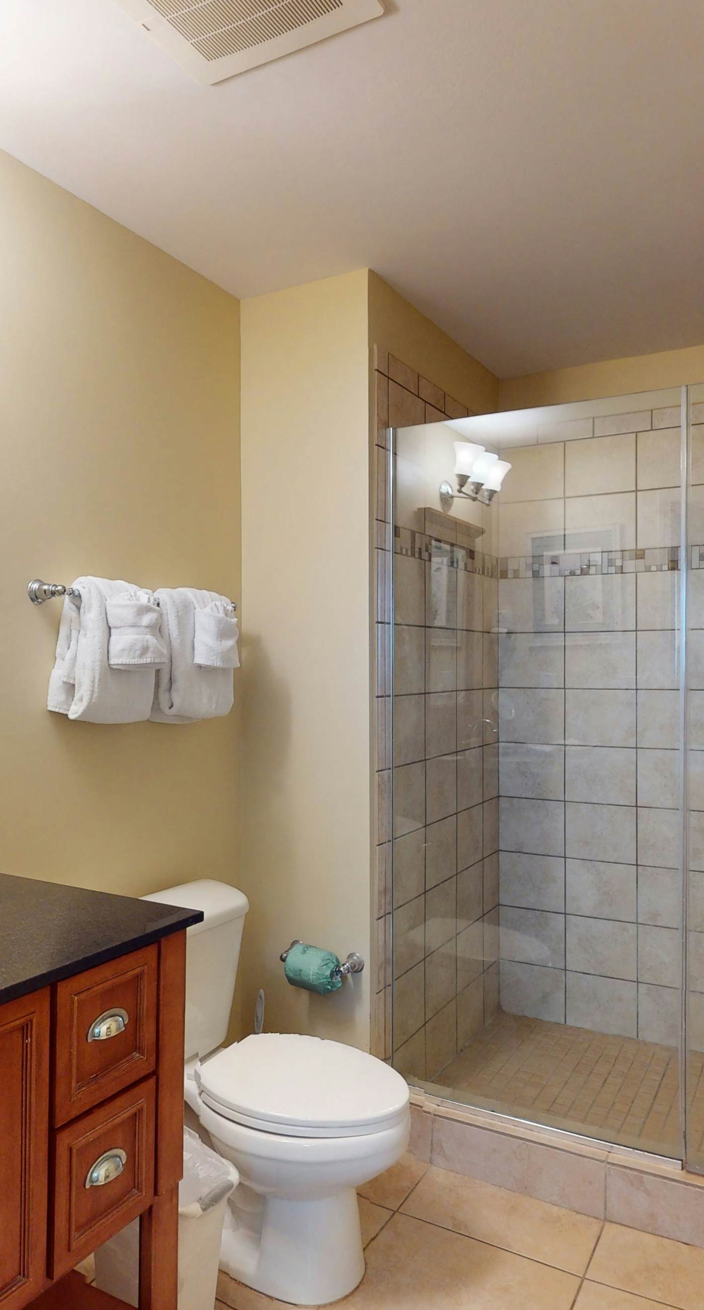 Gulf-front condo with balcony, seasonal beach service, pool & hot tub