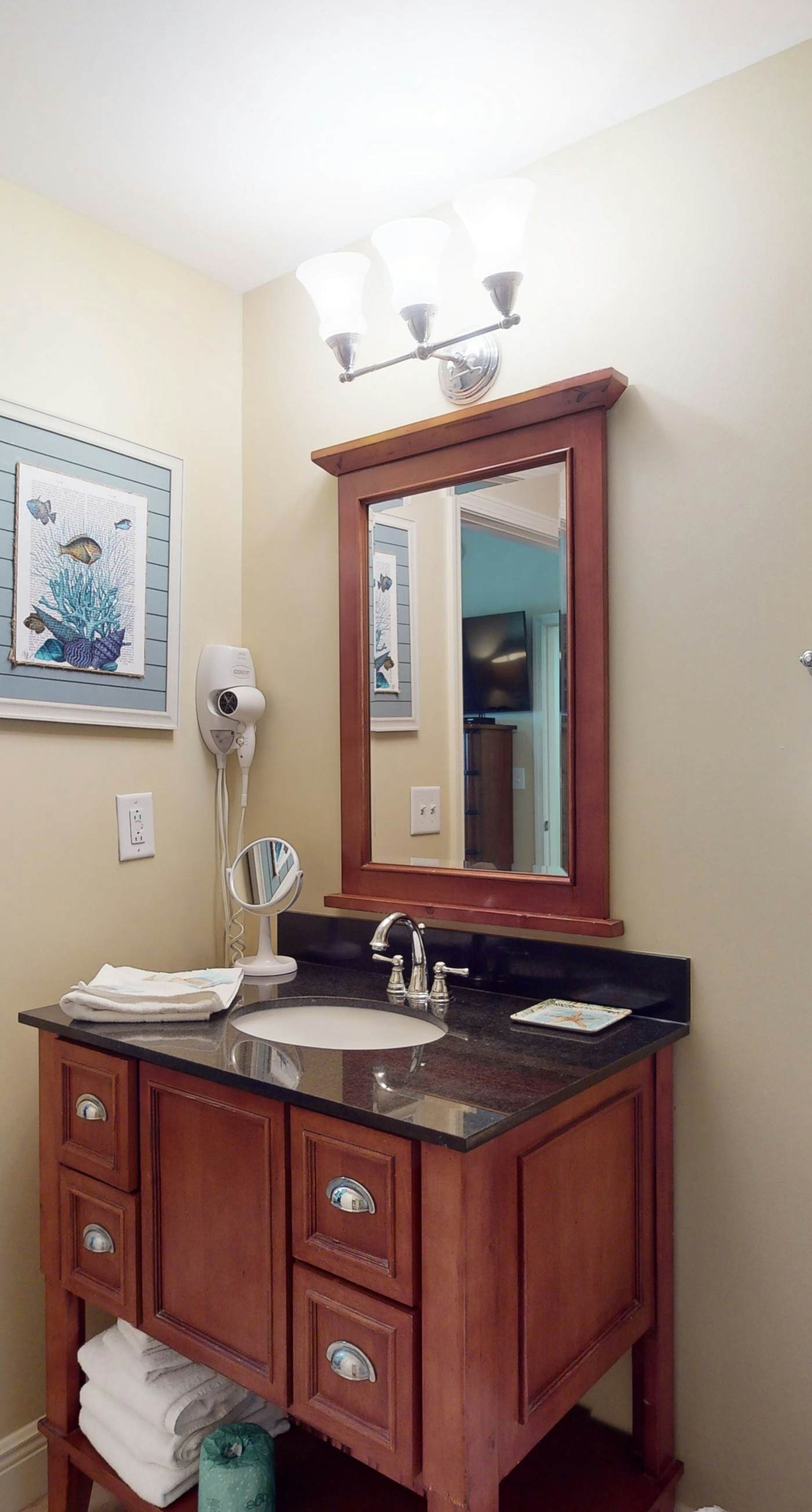 Gulf-front condo with balcony, seasonal beach service, pool & hot tub