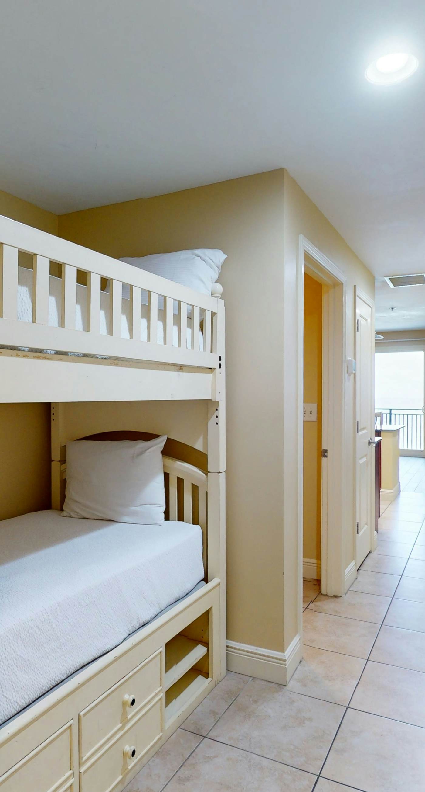 Gulf-front condo with balcony, seasonal beach service, pool & hot tub