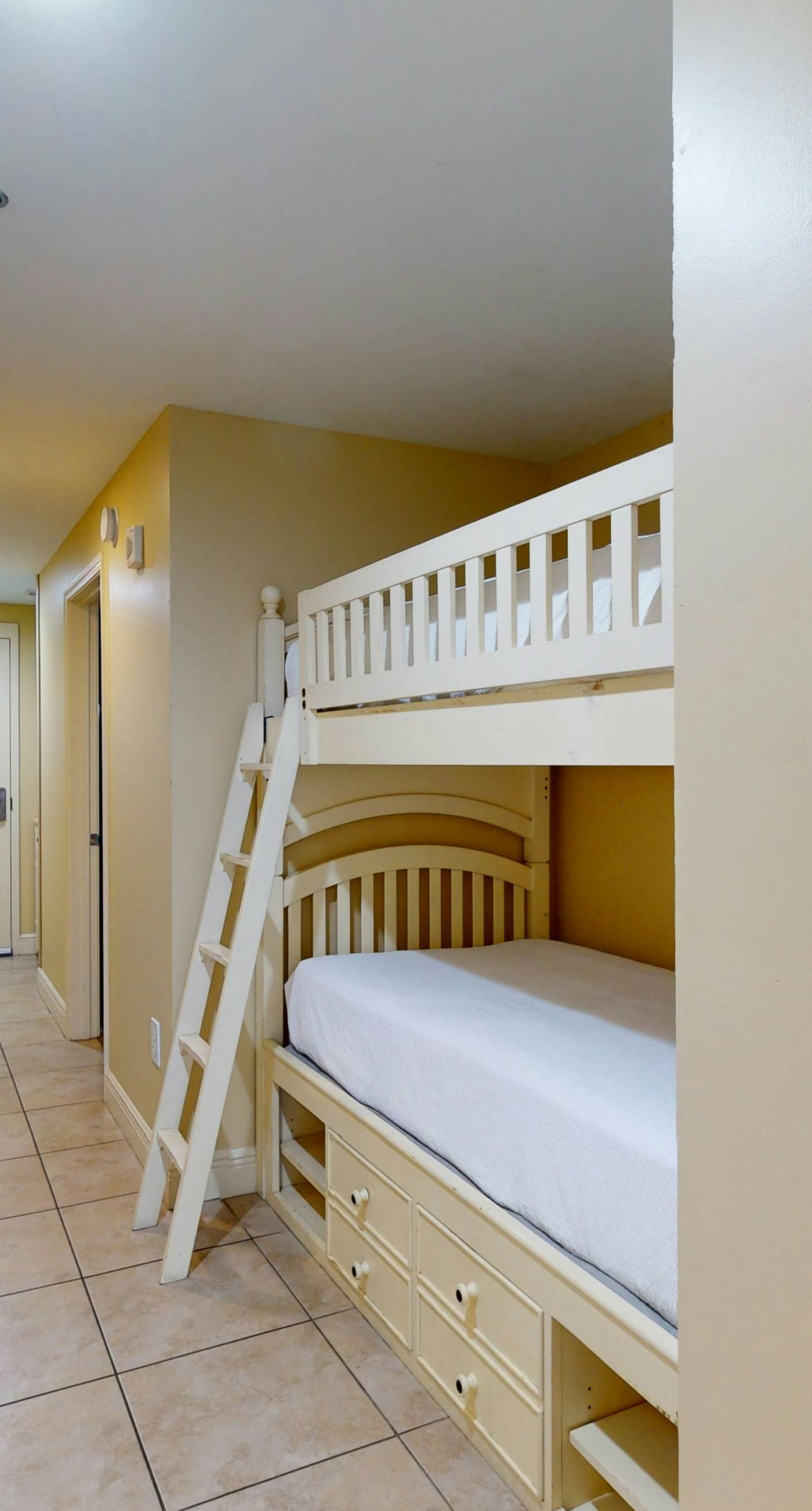 Gulf-front condo with balcony, seasonal beach service, pool & hot tub