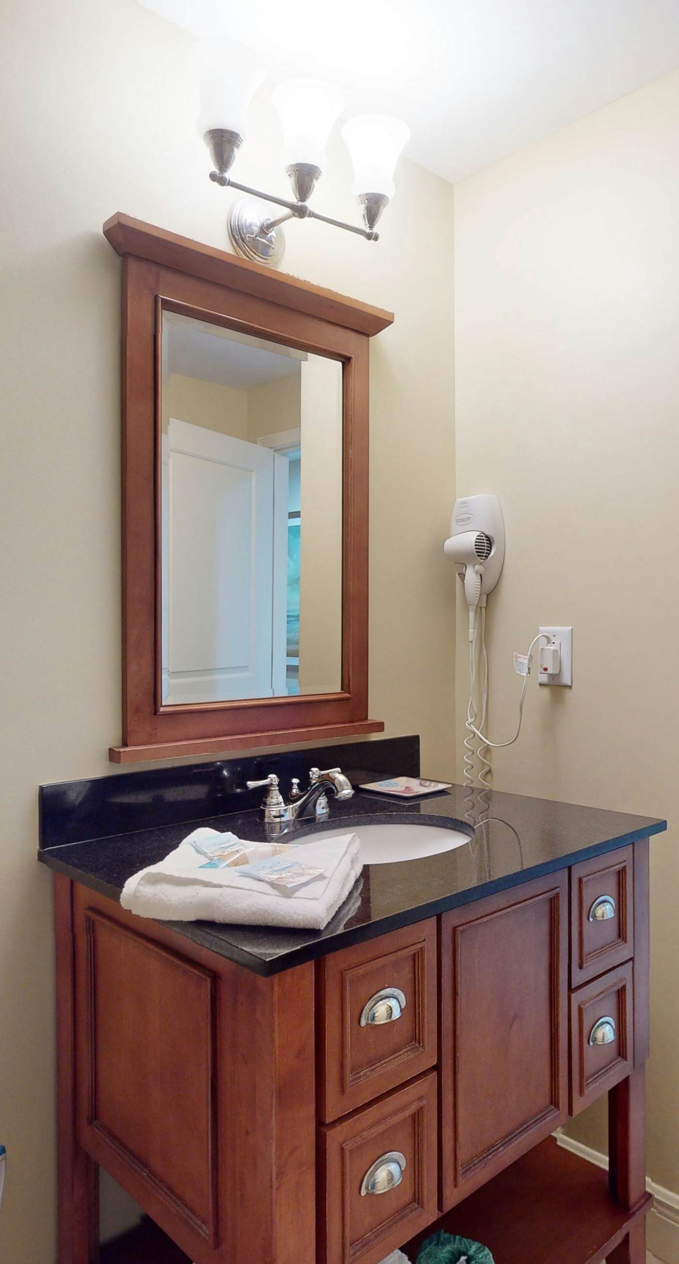 Gulf-front condo with balcony, seasonal beach service, pool & hot tub