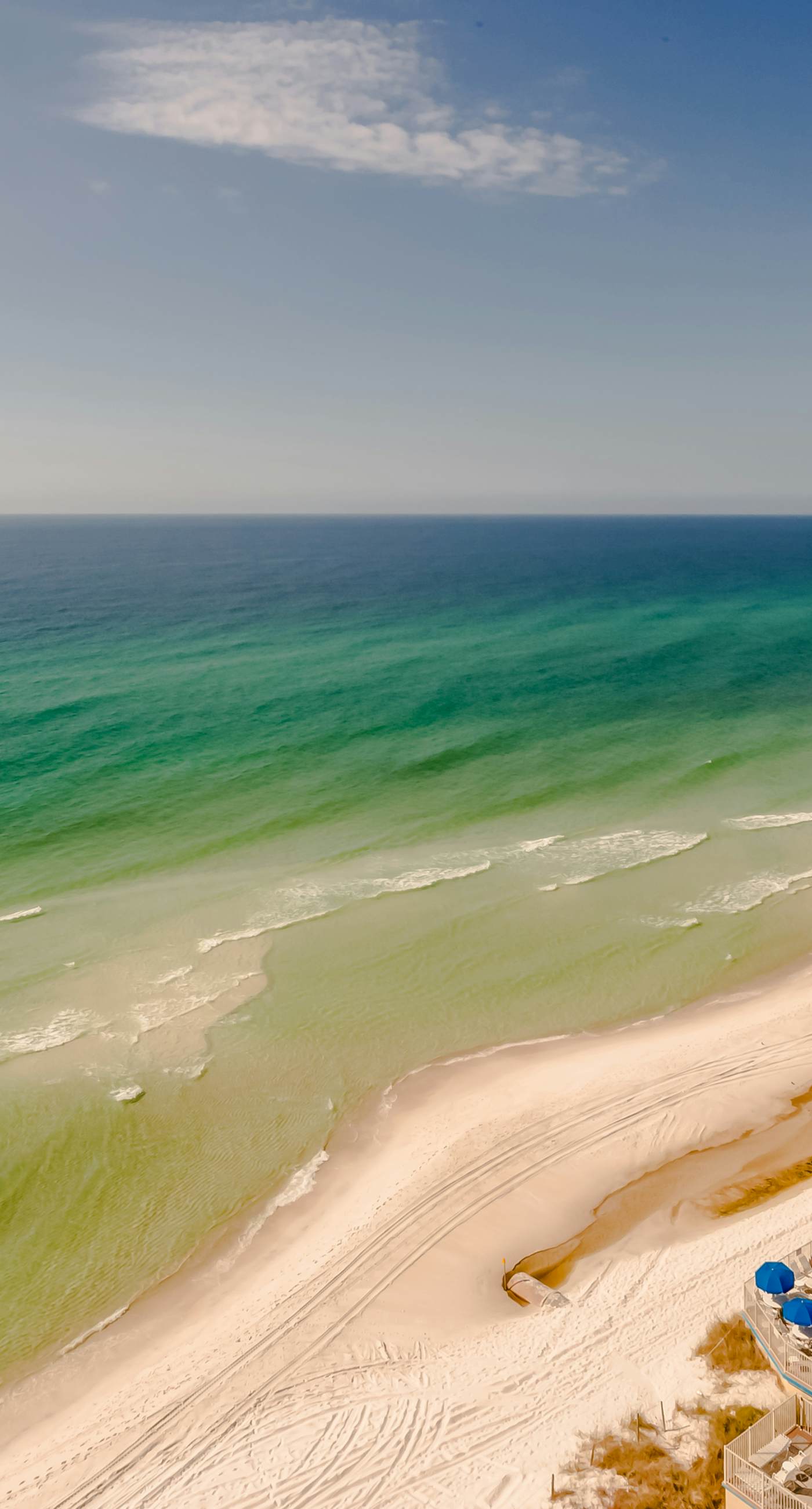 Gulf-front condo with balcony, seasonal beach service, pool & hot tub