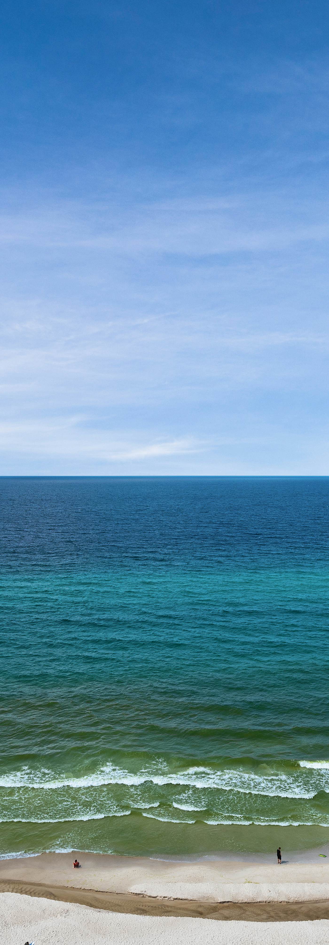 Gulf-front condo with balcony, seasonal beach service, pool & hot tub