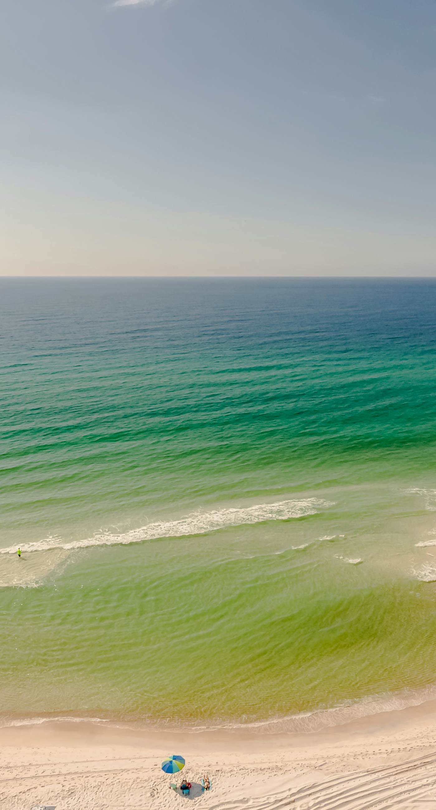 Gulf-front condo with balcony, seasonal beach service, pool & hot tub