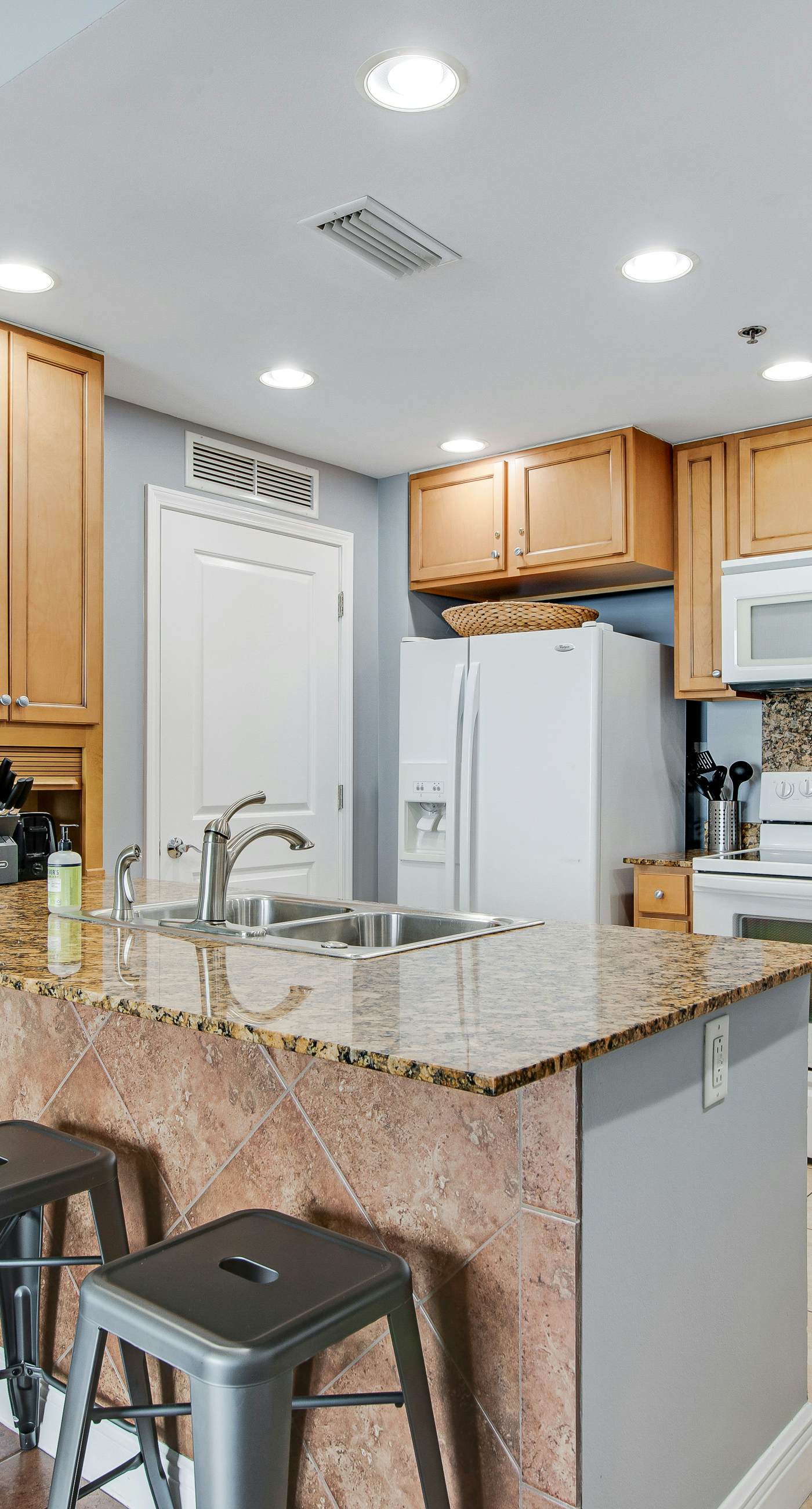 Lovely condo with stunning views, easy beach access, pool & hot tub