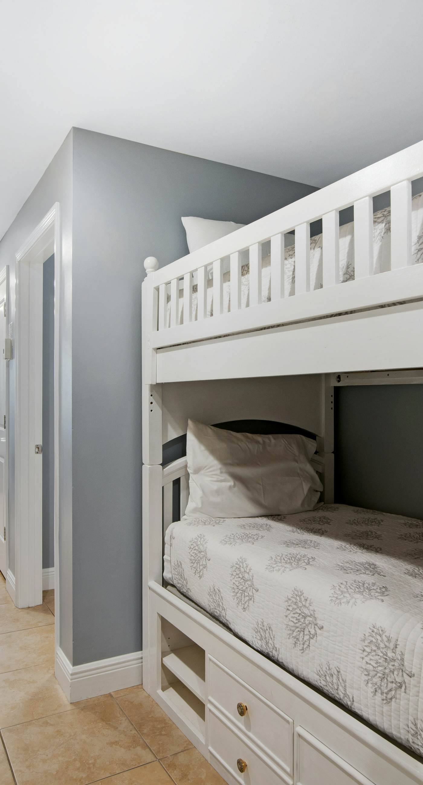 Lovely condo with stunning views, easy beach access, pool & hot tub