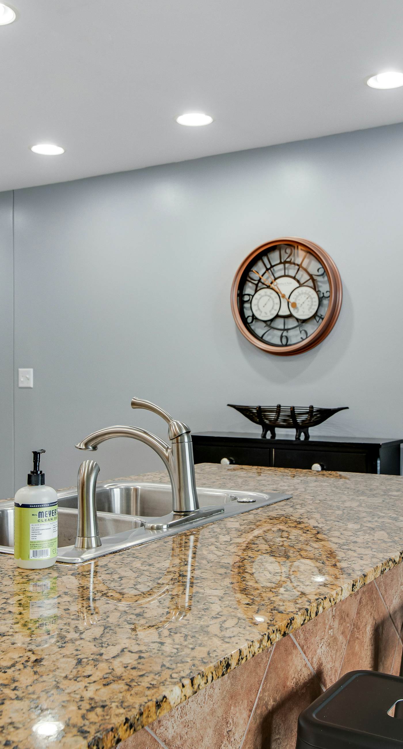 Lovely condo with stunning views, easy beach access, pool & hot tub