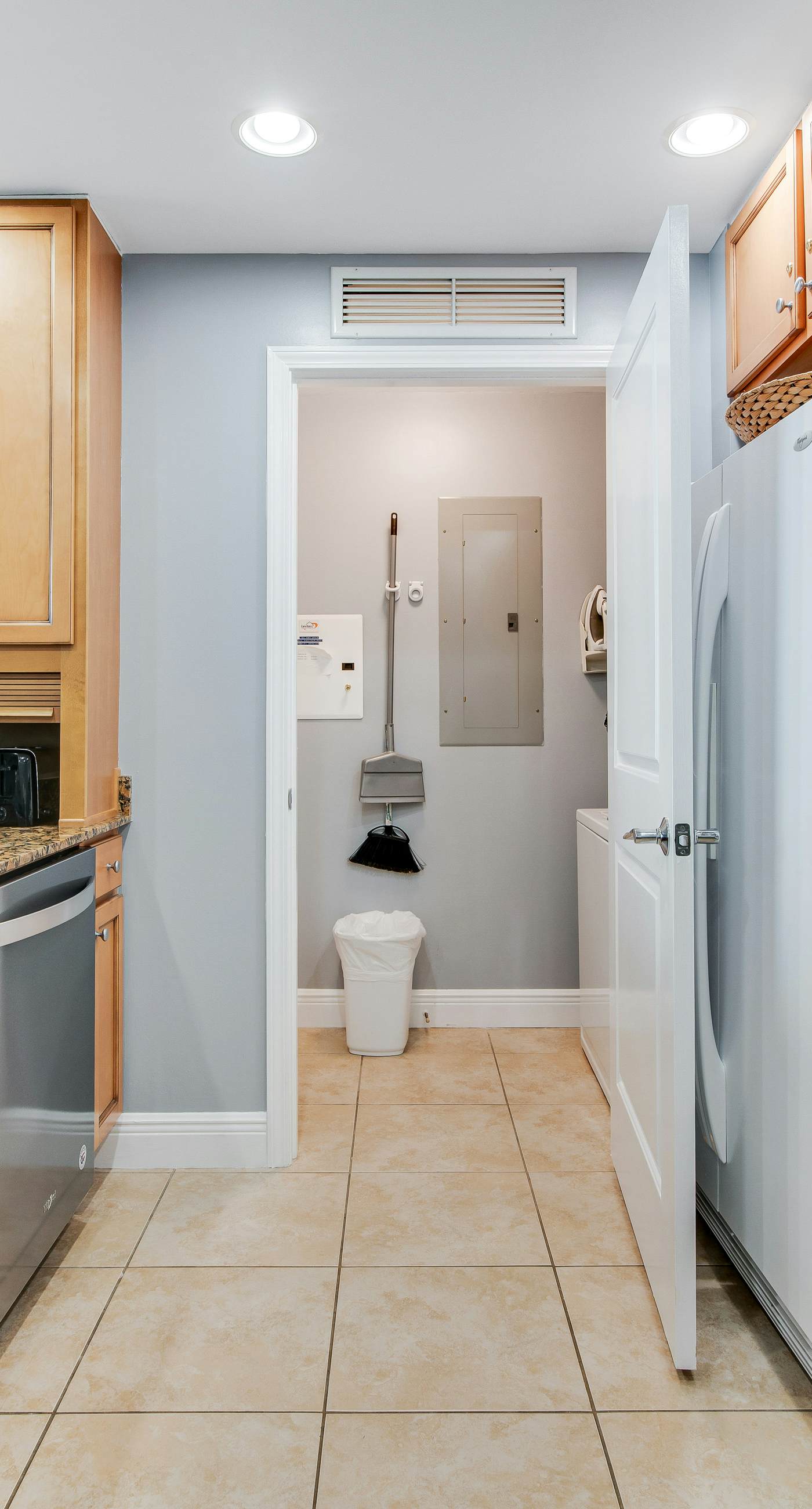 Lovely condo with stunning views, easy beach access, pool & hot tub