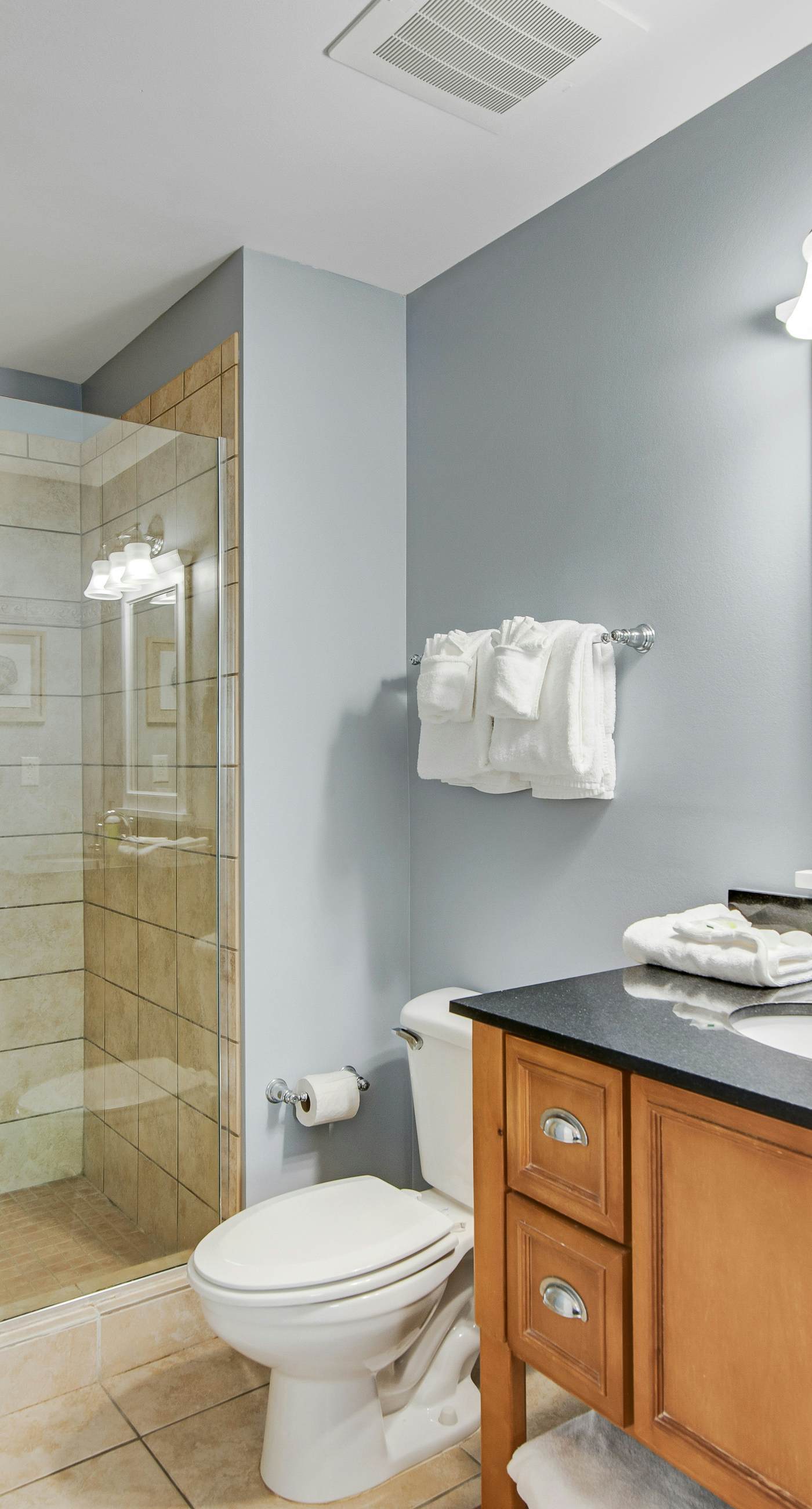 Lovely condo with stunning views, easy beach access, pool & hot tub