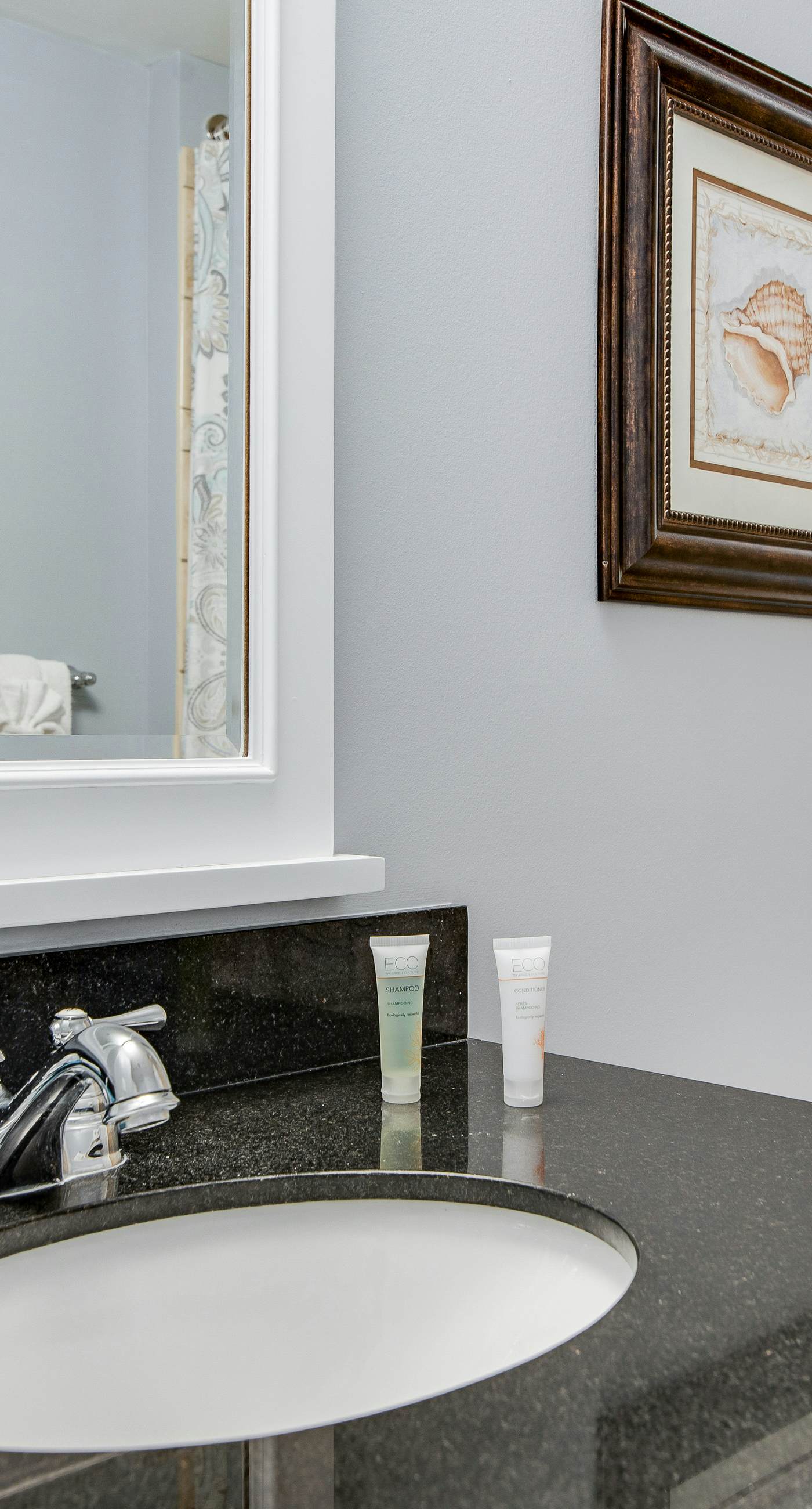 Lovely condo with stunning views, easy beach access, pool & hot tub