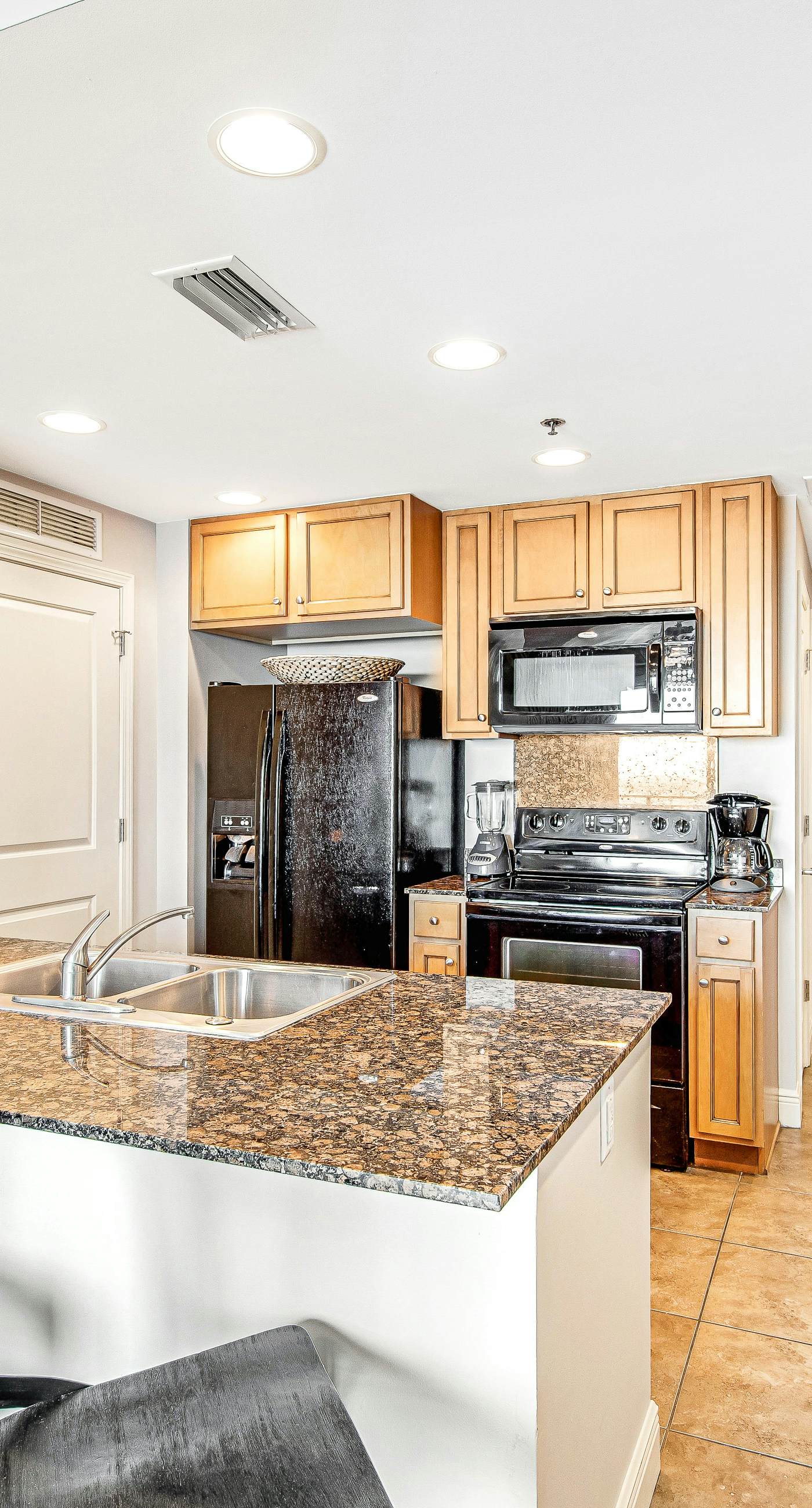 Beautiful beachfront condo with pool, hot tub & gym